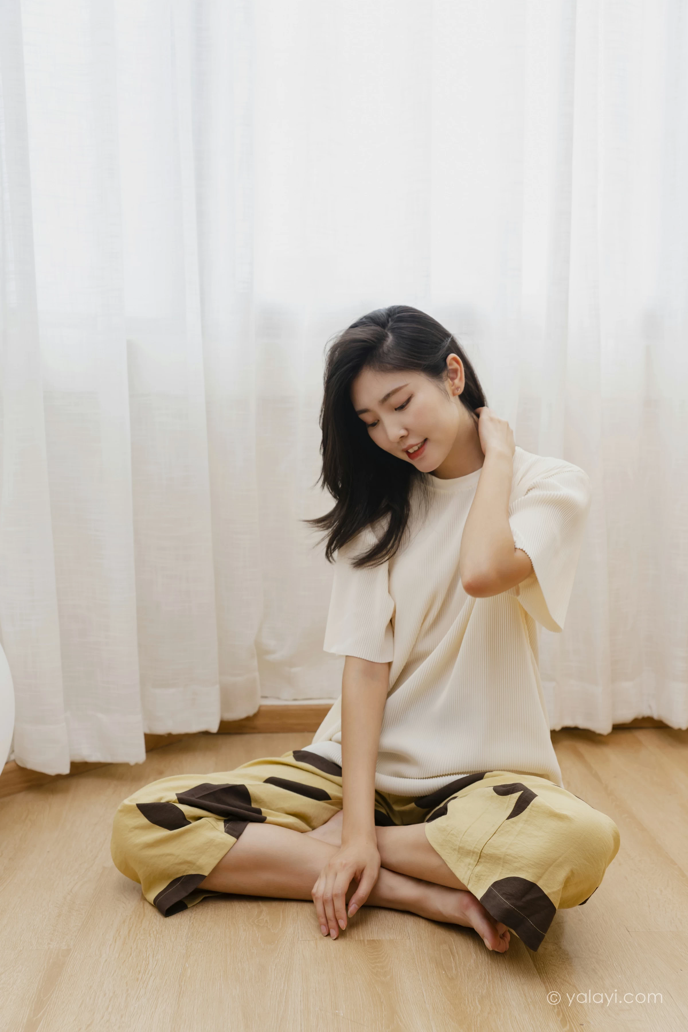 [YALAYI雅拉伊]NO.698 《亲爱的请放松》 苍儿 白色短袖加黄色短裤居家私房写真集第14张