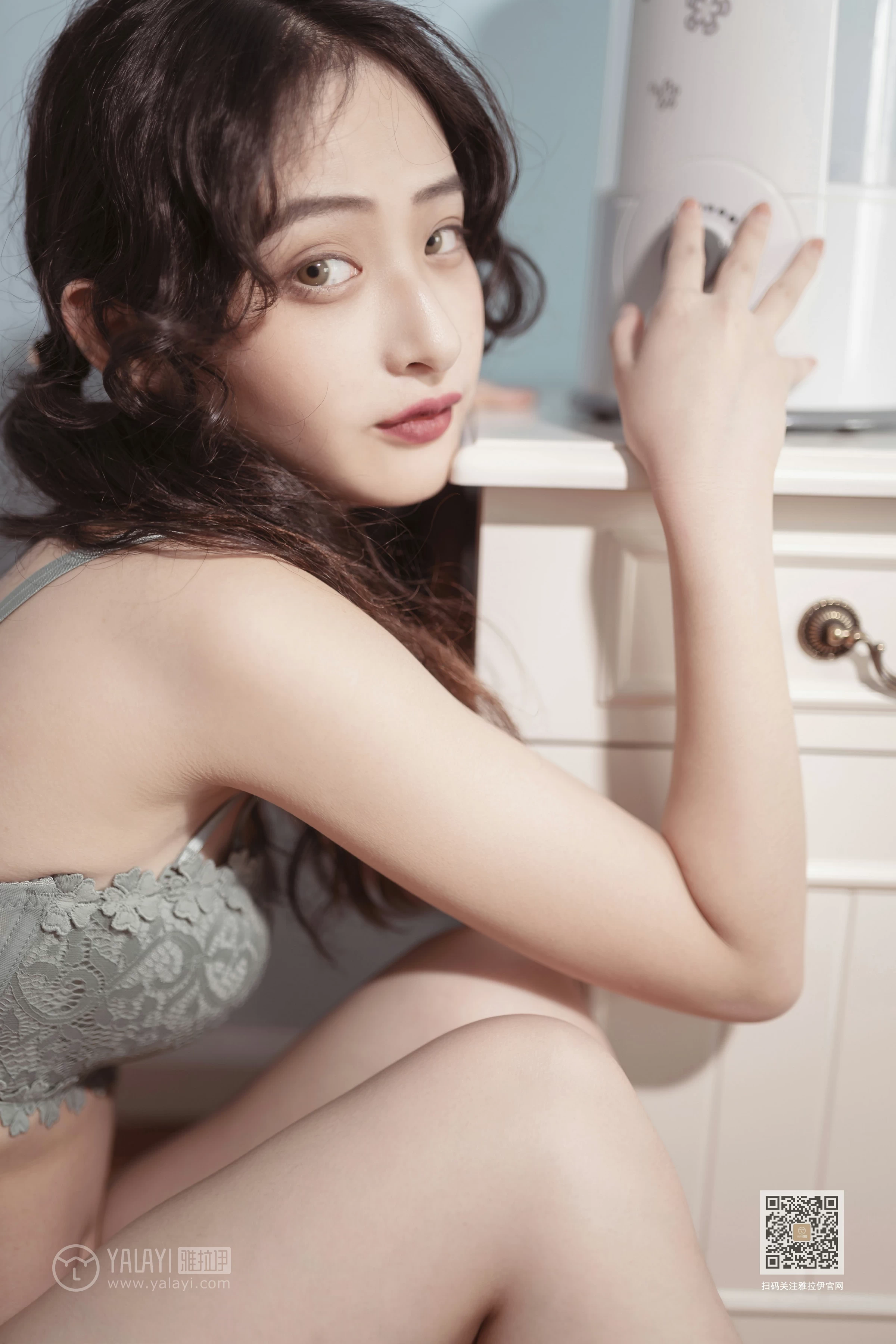 [YALAYI雅拉伊]Vol.547 玉影 西子 灰色蕾丝内衣居家性感私房写真集第5张