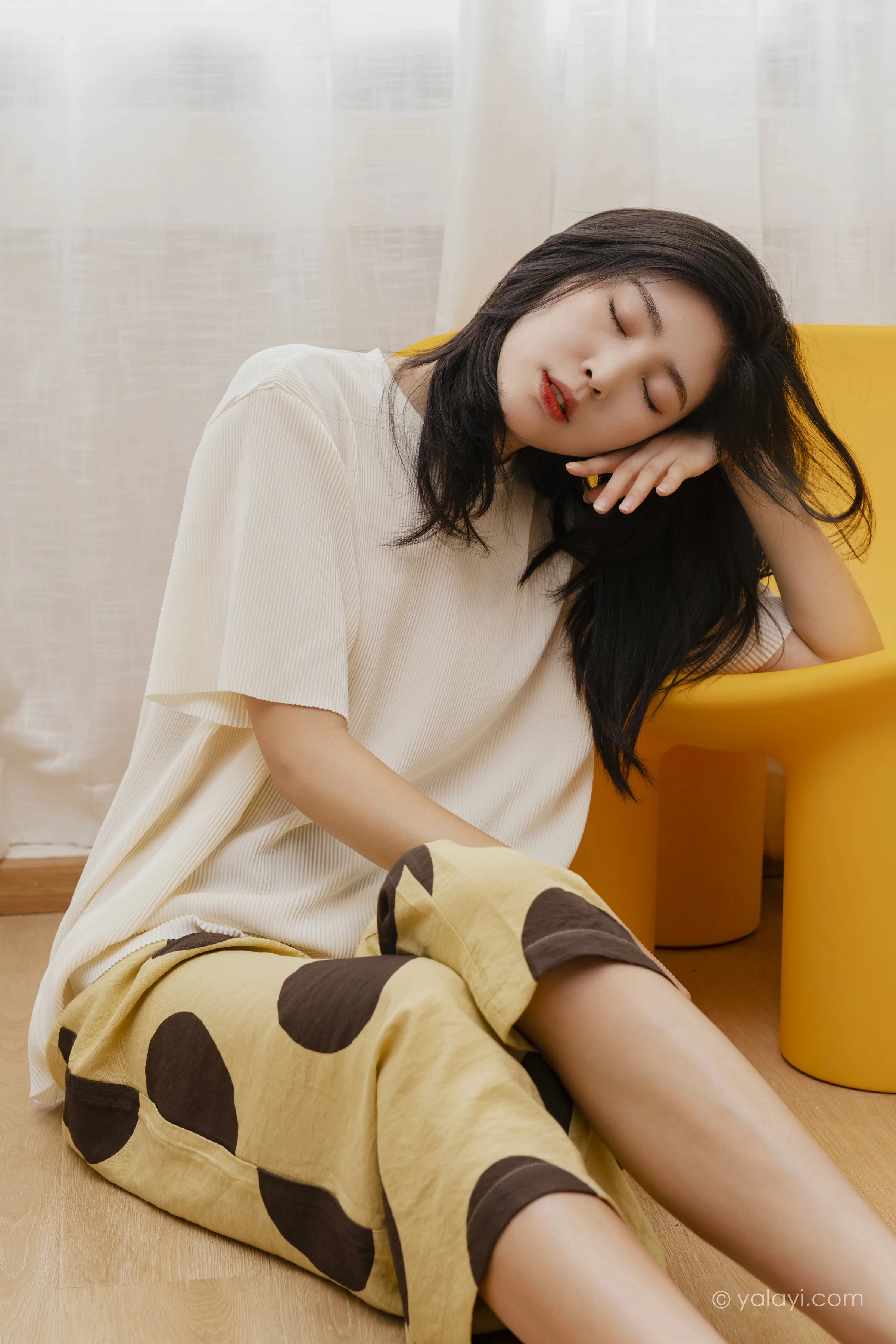 [YALAYI雅拉伊]NO.698 《亲爱的请放松》 苍儿 白色短袖加黄色短裤居家私房写真集第14张