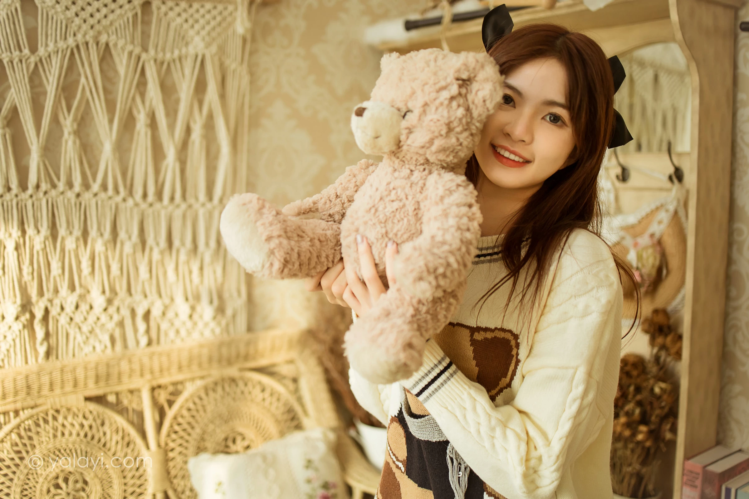 [YALAYI雅拉伊]2021.12.14 可爱小熊 茹莎 白色毛衣加黑色短裙居家私房写真集第11张