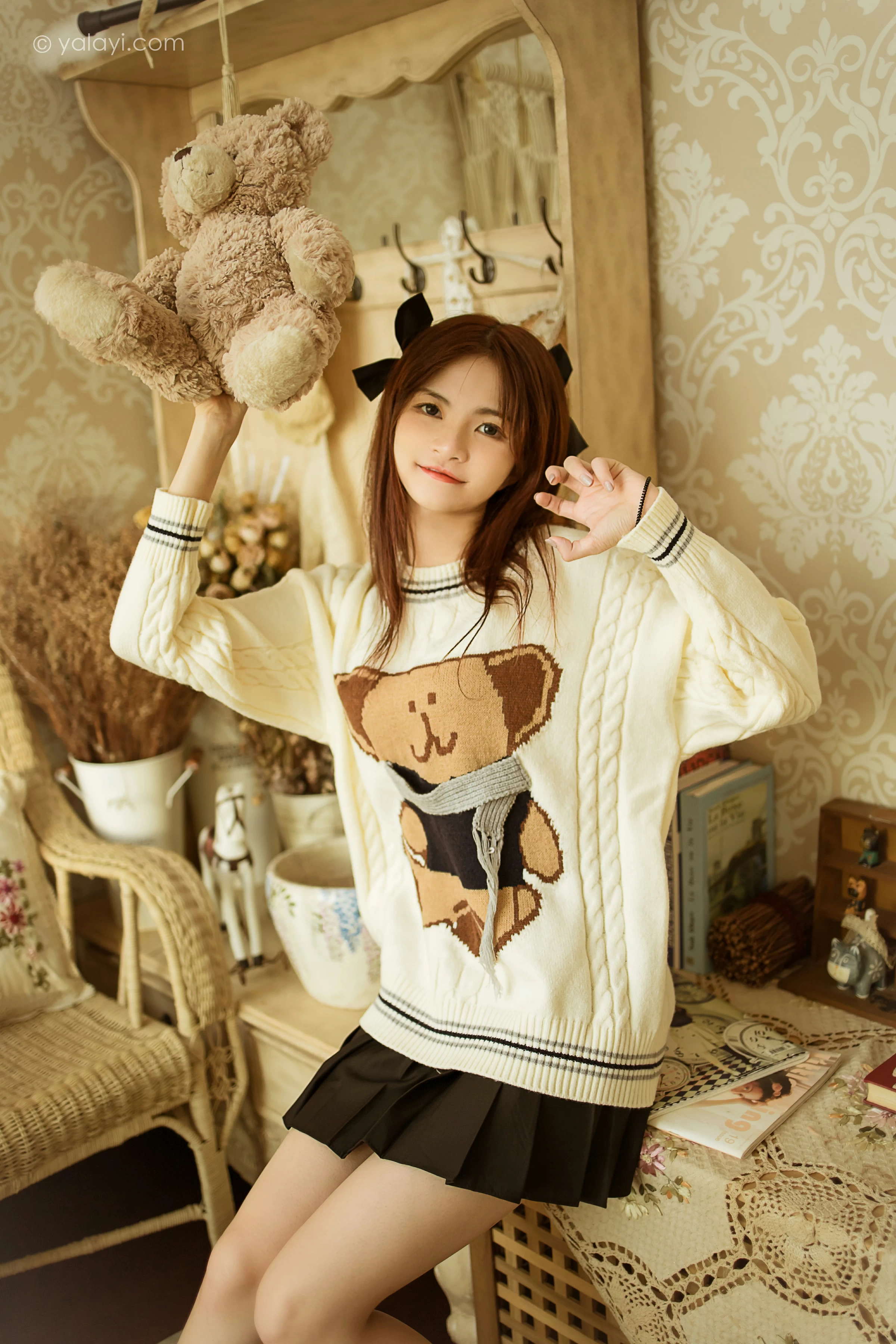 [YALAYI雅拉伊]2021.12.14 可爱小熊 茹莎 白色毛衣加黑色短裙居家私房写真集第11张
