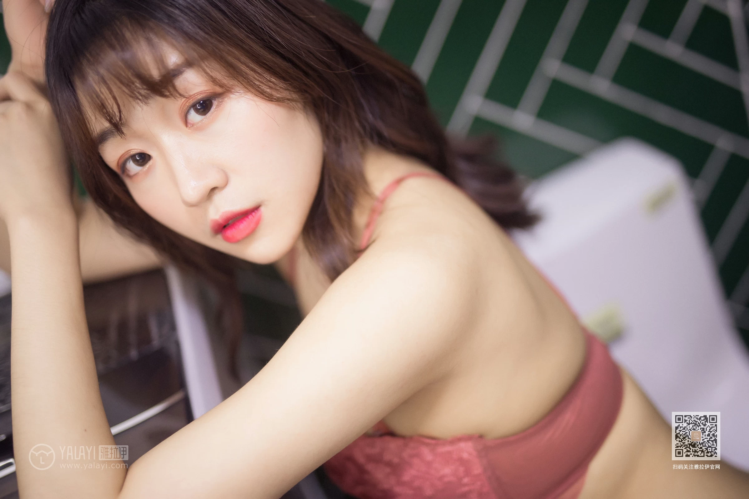 [YALAYI雅拉伊]Vol.551 六十六楼往下看 小颖 红色蕾丝内衣性感私房写真集第8张