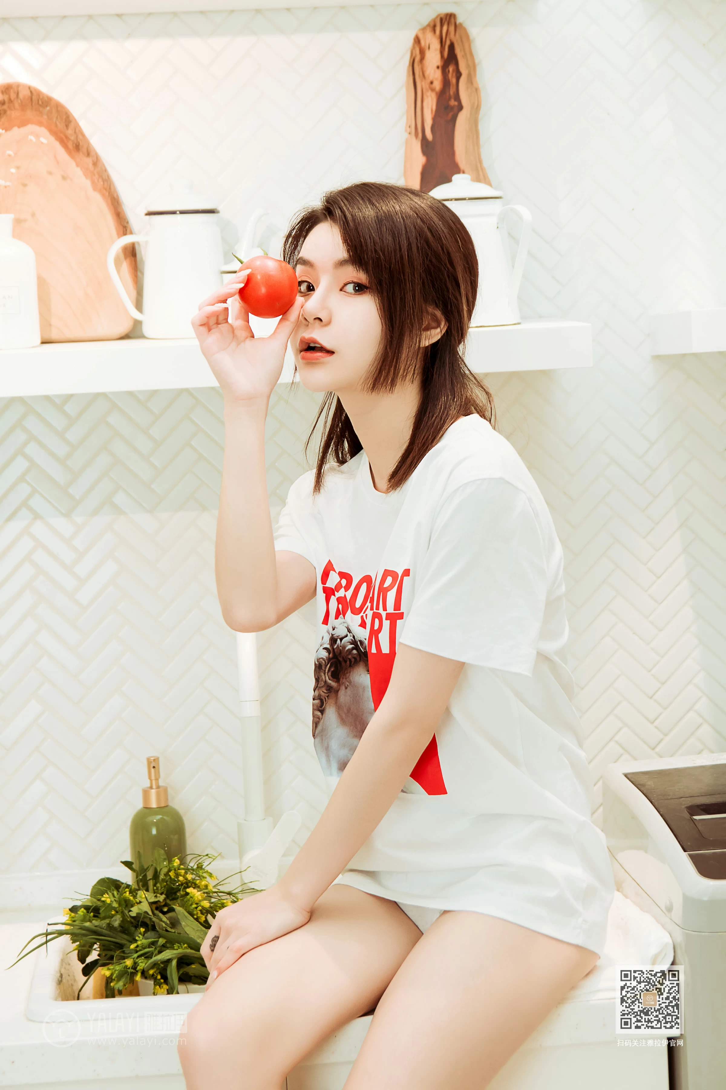 [YALAYI雅拉伊]Vol.554 蓉蓉的瘦身餐 白色短袖加白色蕾丝内裤性感私房写真集第7张