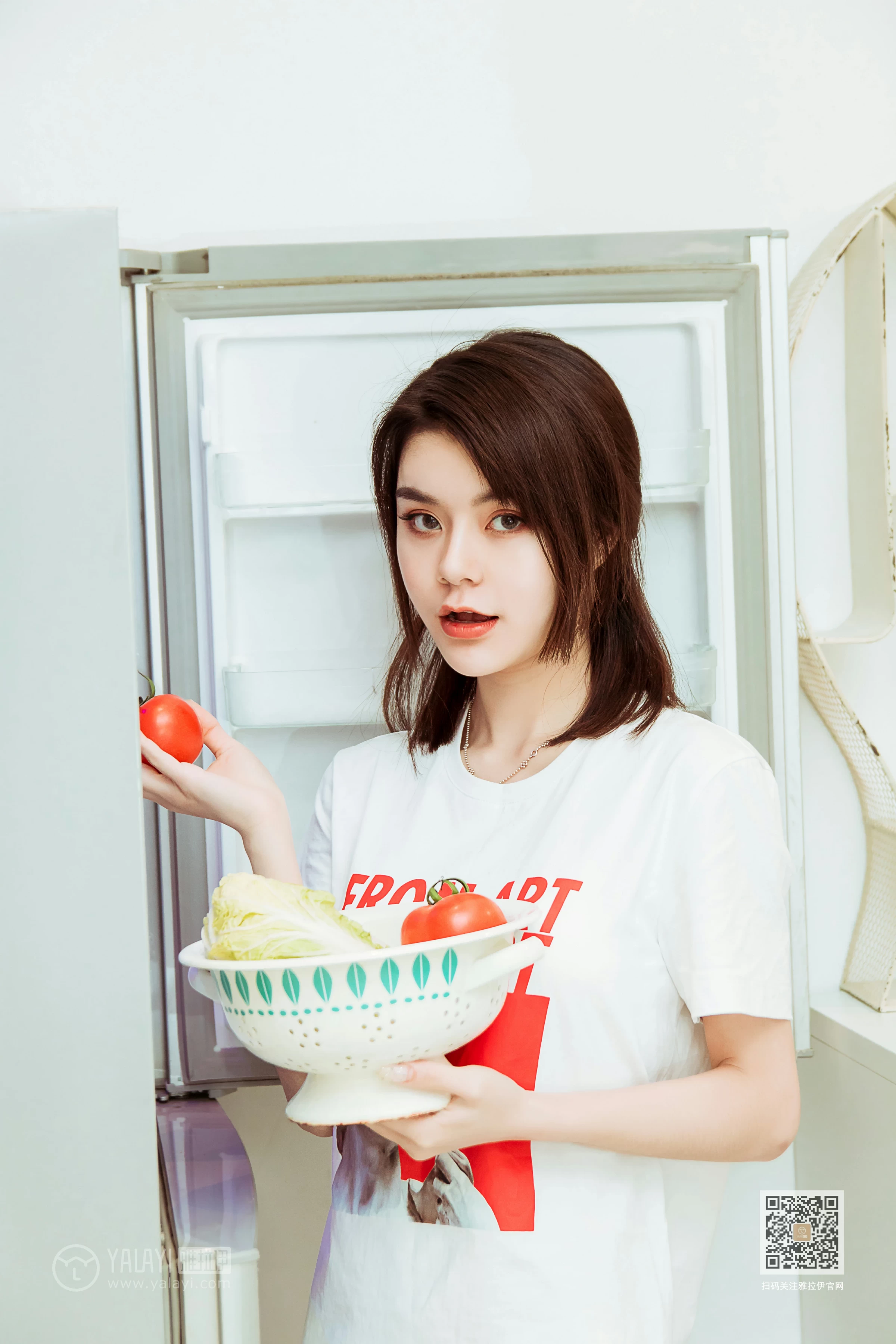 [YALAYI雅拉伊]Vol.554 蓉蓉的瘦身餐 白色短袖加白色蕾丝内裤性感私房写真集第13张