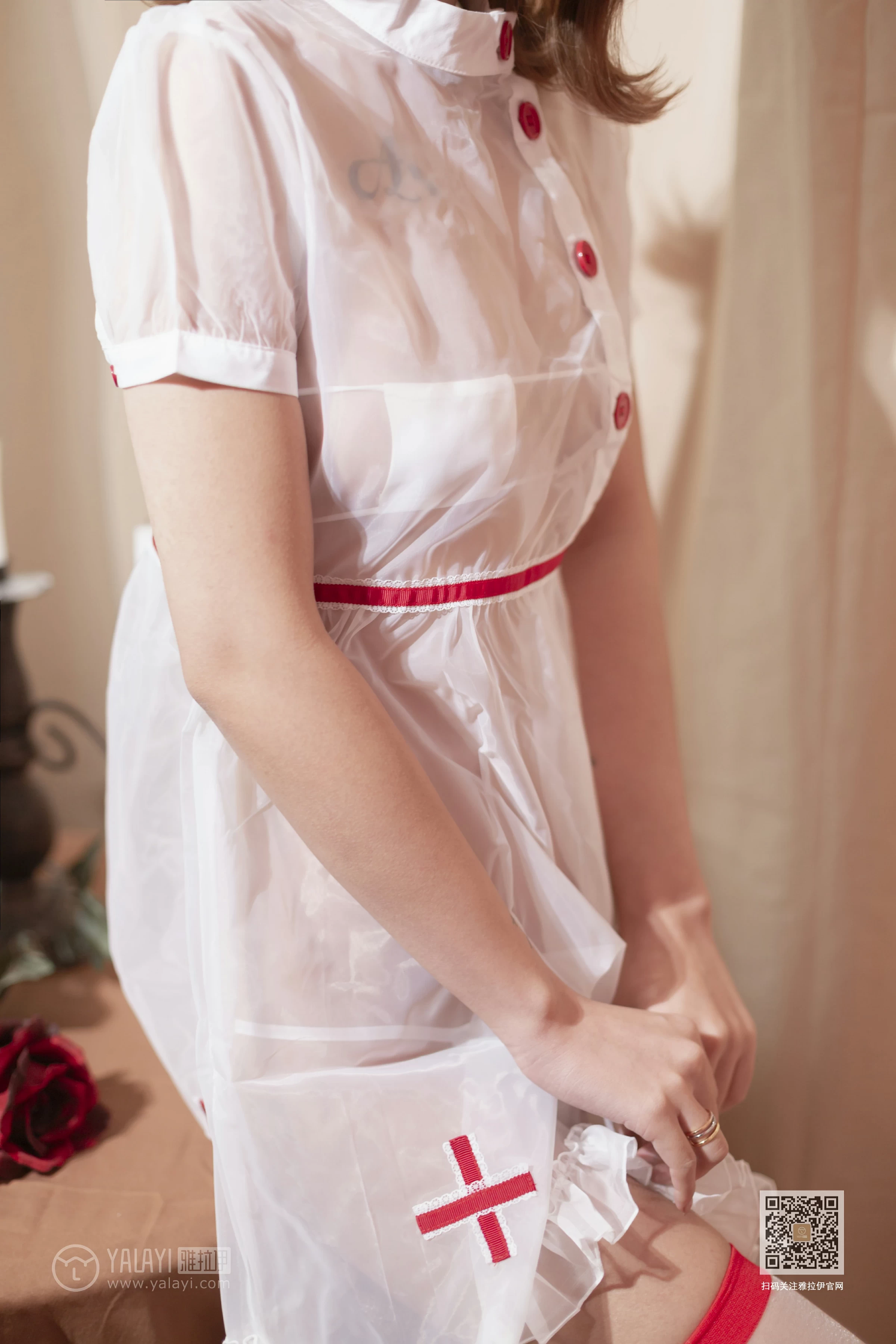 [YALAYI雅拉伊]Vol.556 最美守护者 刘子炀 透视情趣护士制服加白色丝袜美腿玉足性感私房写真集第5张