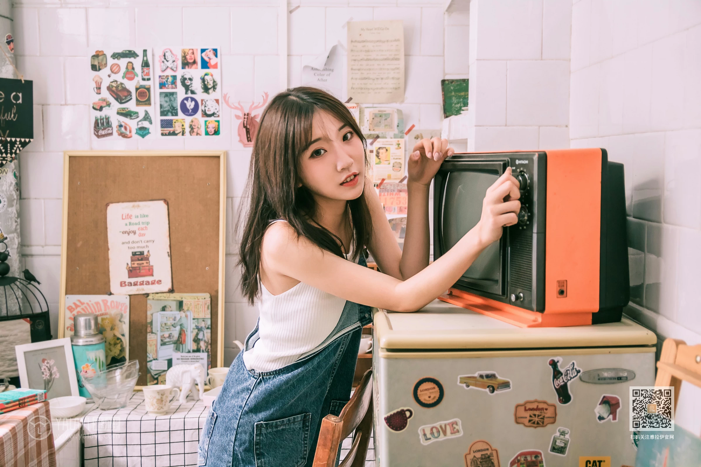 [YALAYI雅拉伊]Vol.559 我的前女友 小乔 背带牛仔连身裤加白色性感小背心私房写真集第3张