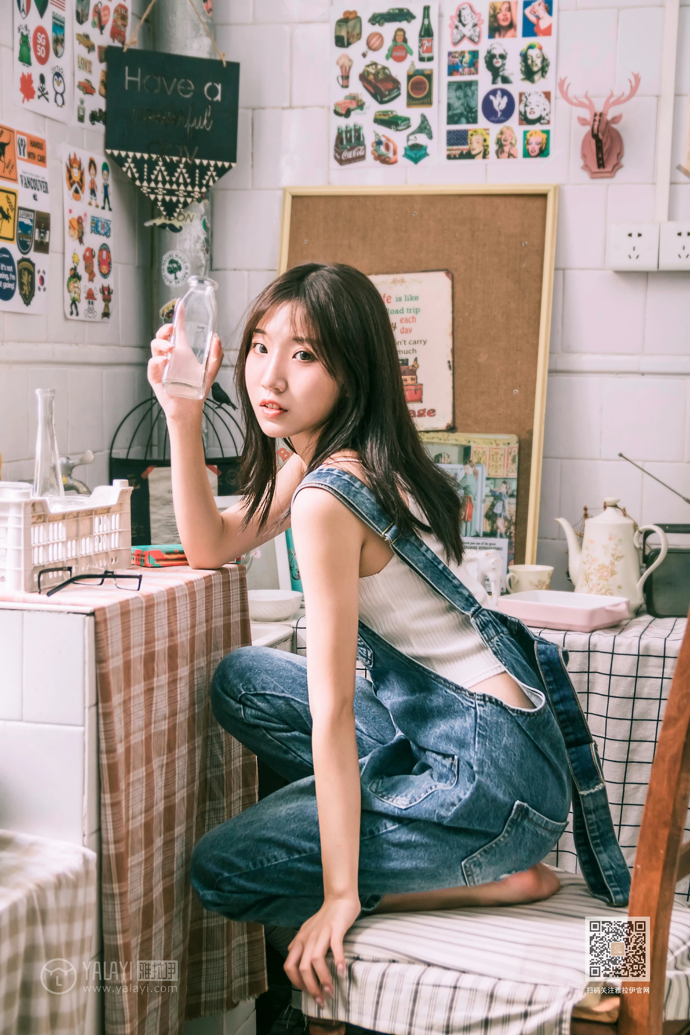 [YALAYI雅拉伊]Vol.559 我的前女友 小乔 背带牛仔连身裤加白色性感小背心私房写真集第5张