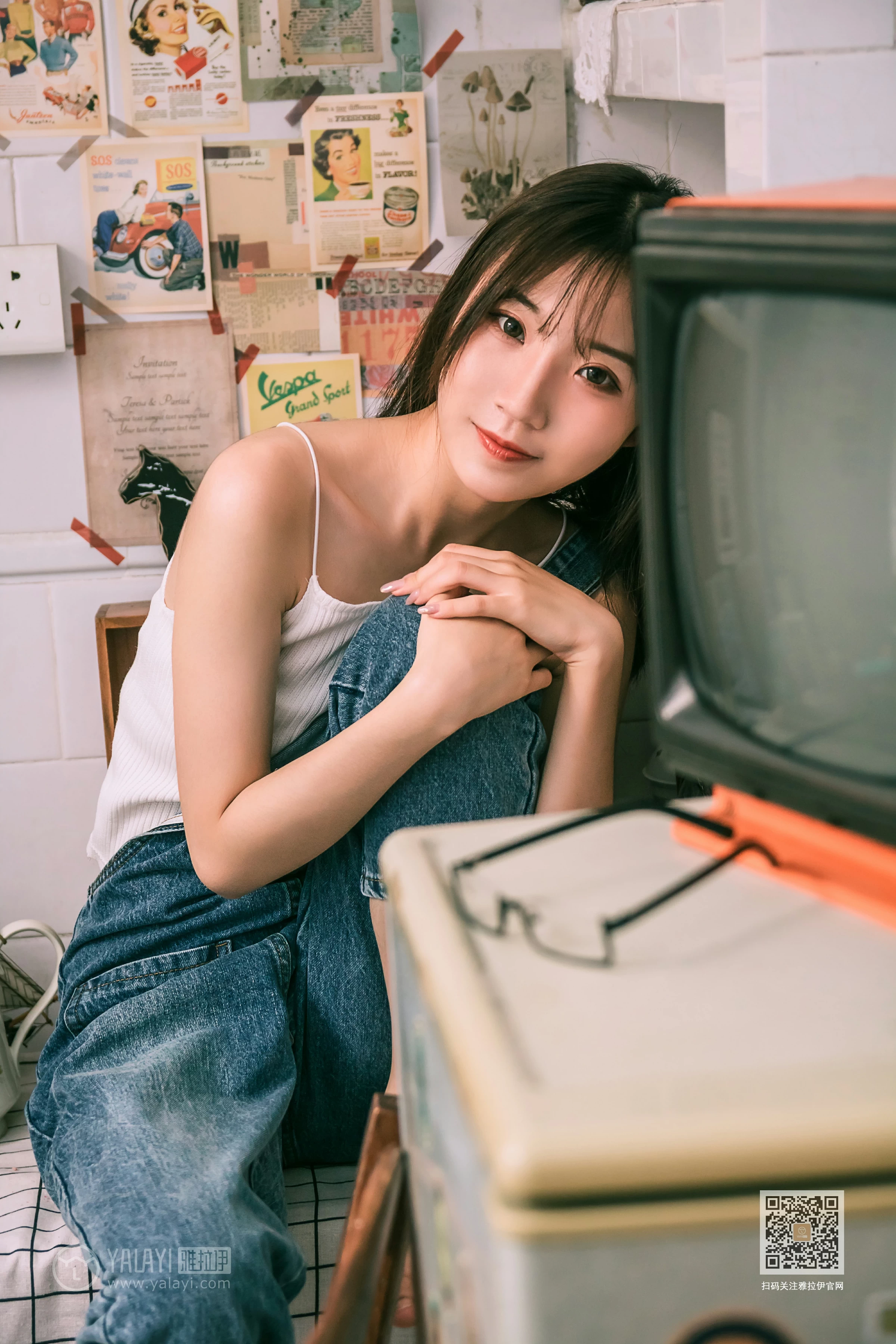 [YALAYI雅拉伊]Vol.559 我的前女友 小乔 背带牛仔连身裤加白色性感小背心私房写真集第7张
