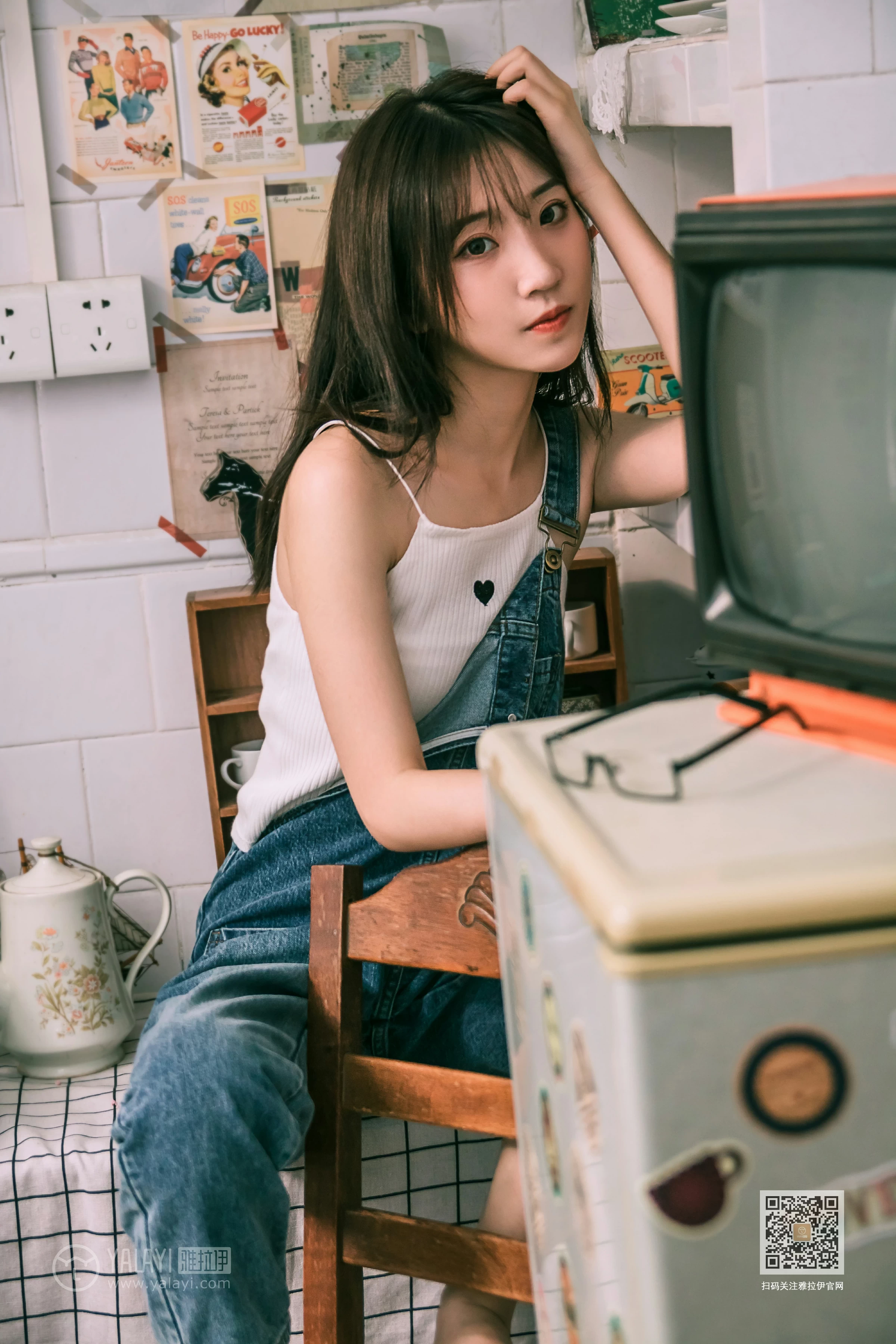 [YALAYI雅拉伊]Vol.559 我的前女友 小乔 背带牛仔连身裤加白色性感小背心私房写真集第8张