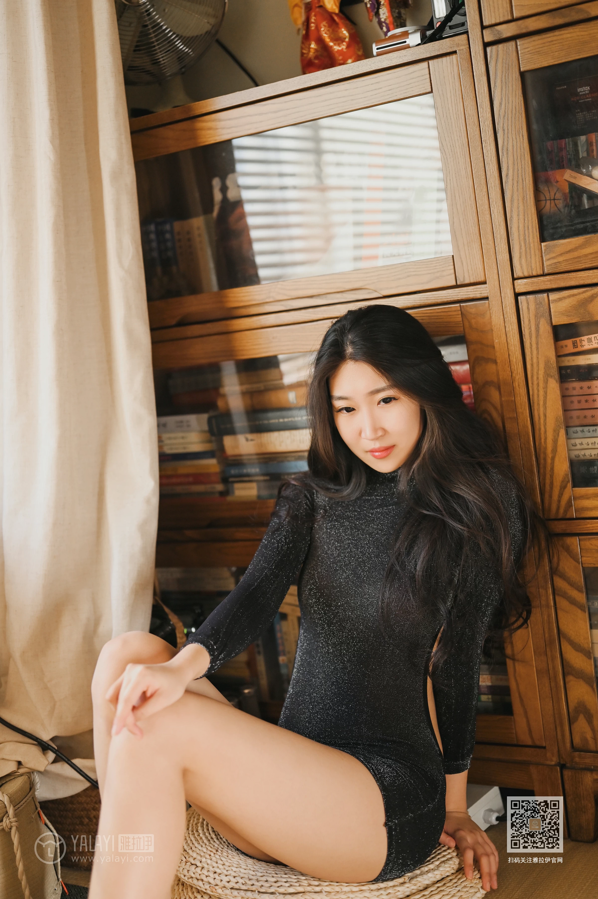 [YALAYI雅拉伊]Vol.567 玲珑 玫瑰 黑色紧身透视连衣裙性感私房写真集第3张