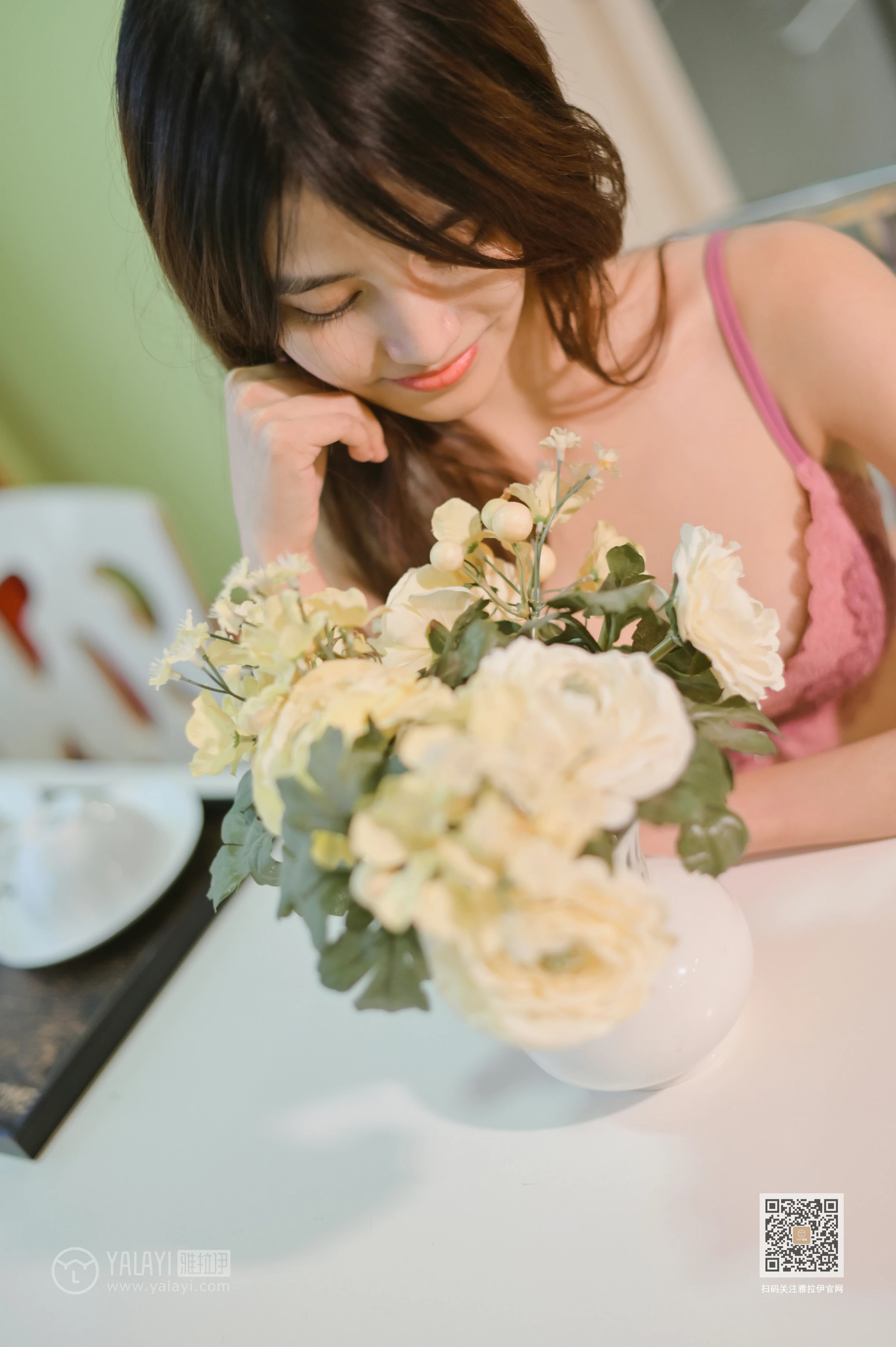 [YALAYI雅拉伊]Vol.574 搬进新家的第一天 彤彤 黑色性感内衣与粉色蕾丝内衣私房写真集第1张