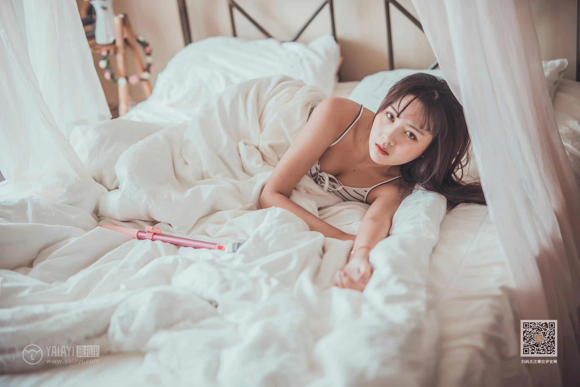 [YALAYI雅拉伊]Vol.581 不想起床 唐芯 白色性感小背心居家私房写真集第11张