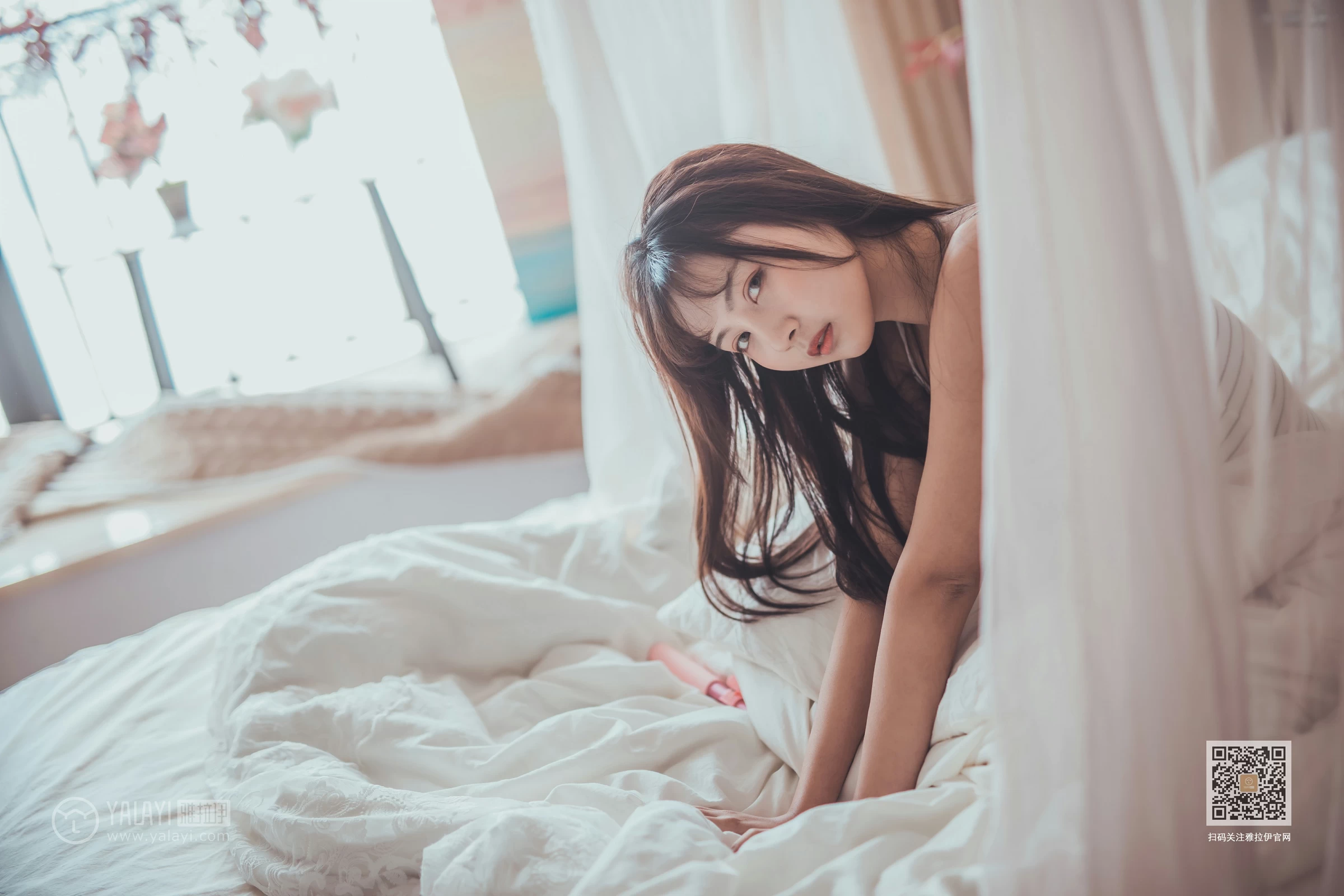 [YALAYI雅拉伊]Vol.581 不想起床 唐芯 白色性感小背心居家私房写真集第13张