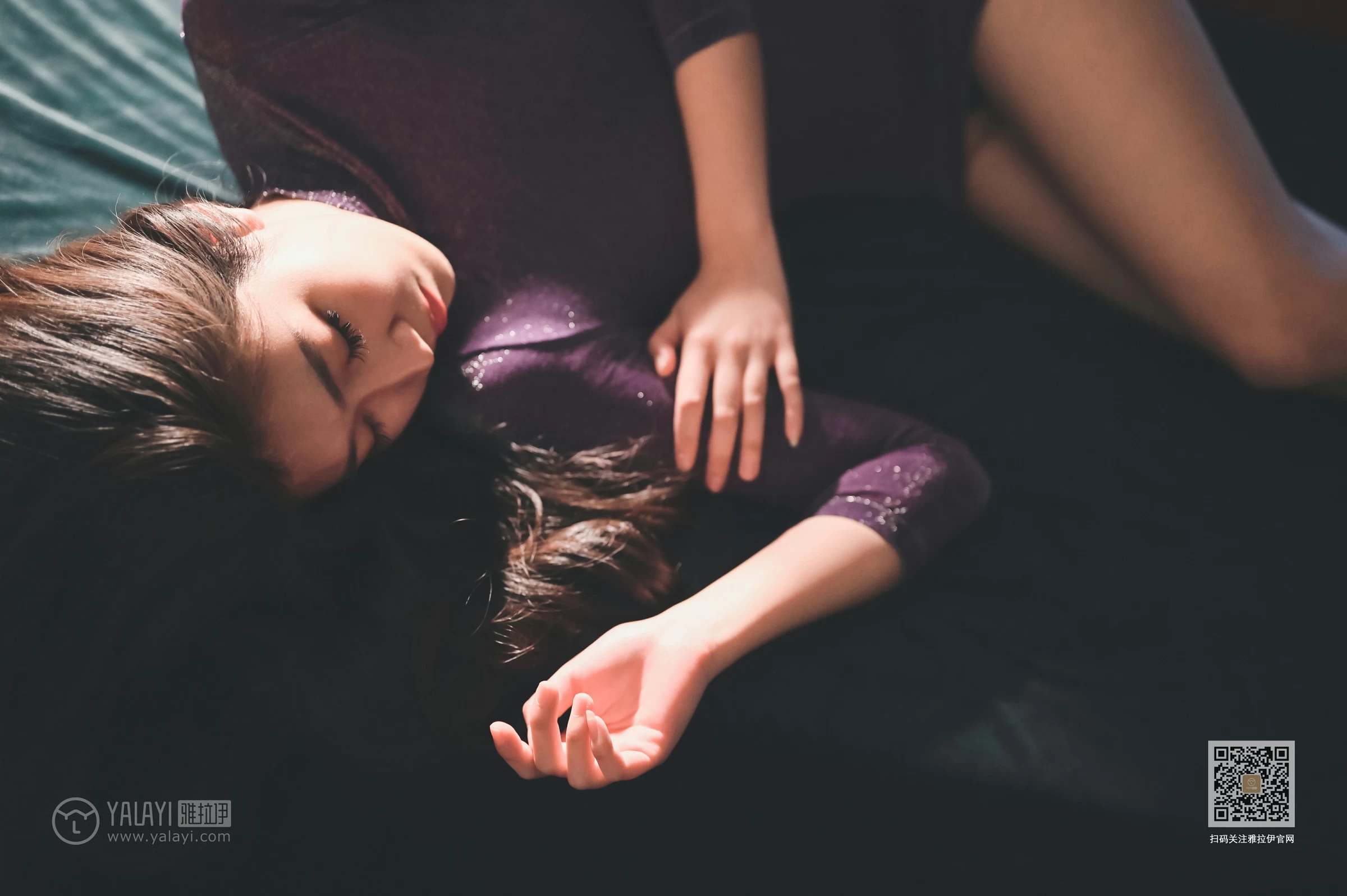 [YALAYI雅拉伊]Vol.583 那一片浓情 玫瑰 紫色紧身裸背连衣裙性感私房写真集第13张