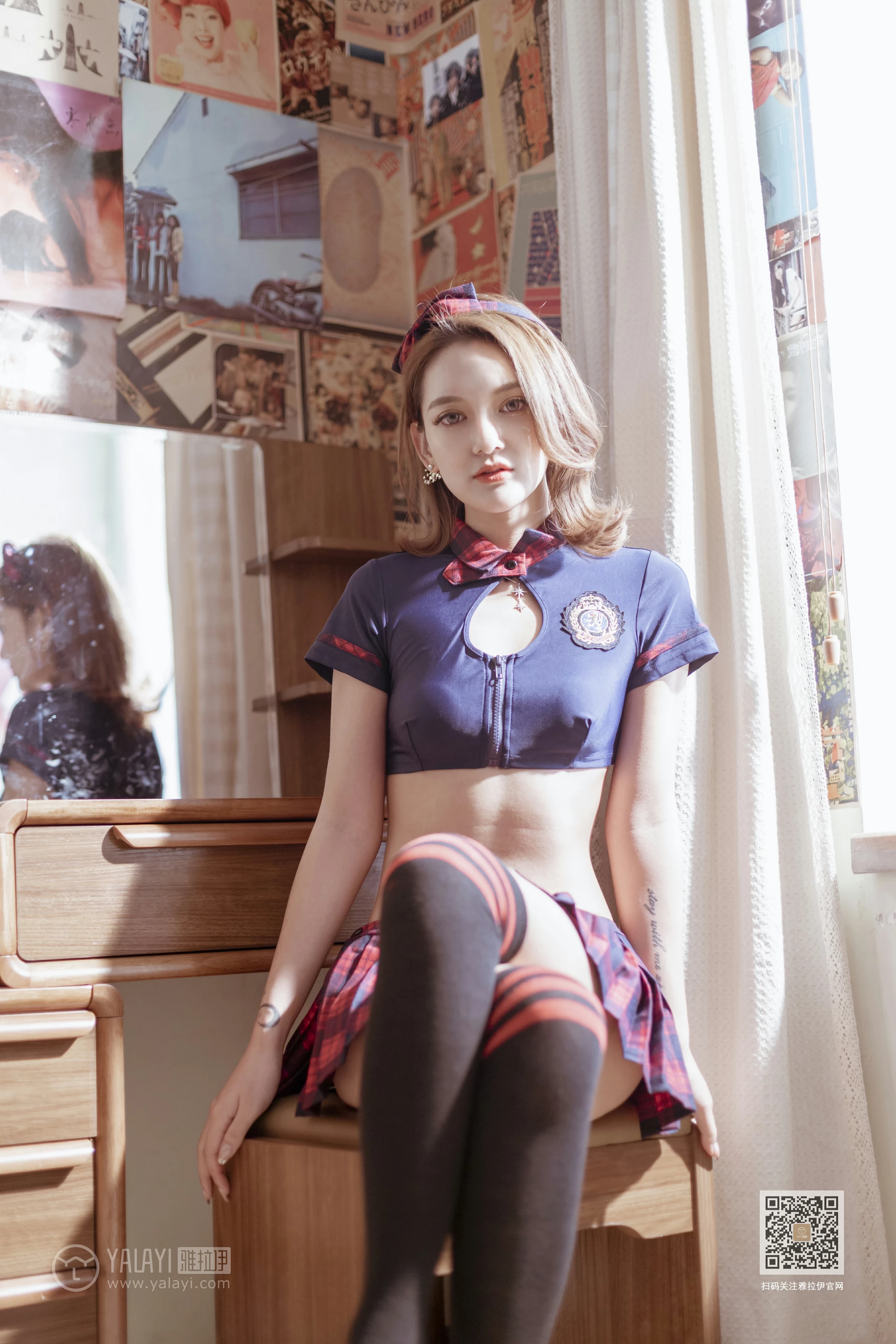 [YALAYI雅拉伊]Vol.585 苏格兰风情 刘子炀 情趣制服与短裙加黑丝美腿性感私房写真集第2张