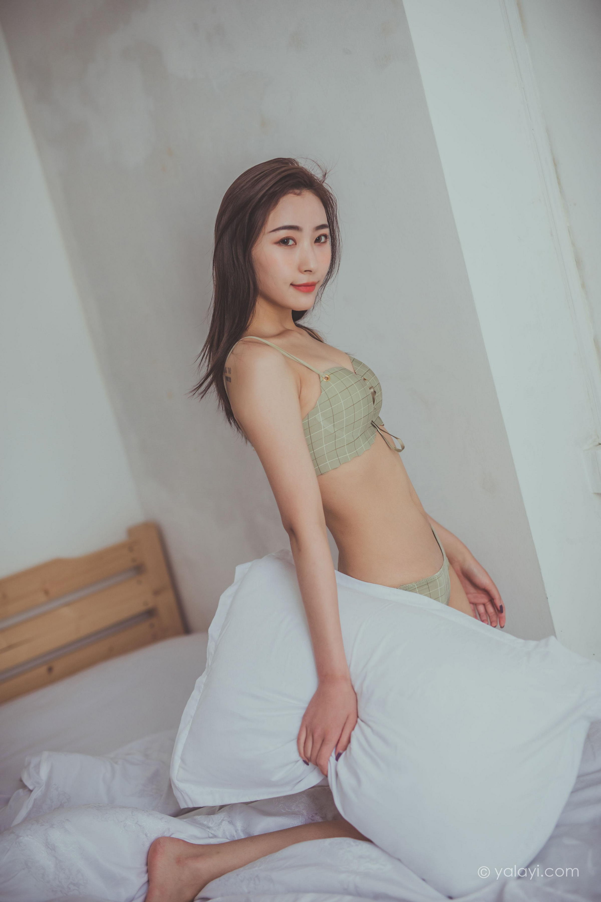 [YALAYI雅拉伊]Vol.587 蜗居 海棠 灰色内衣居家性感私房写真集第4张