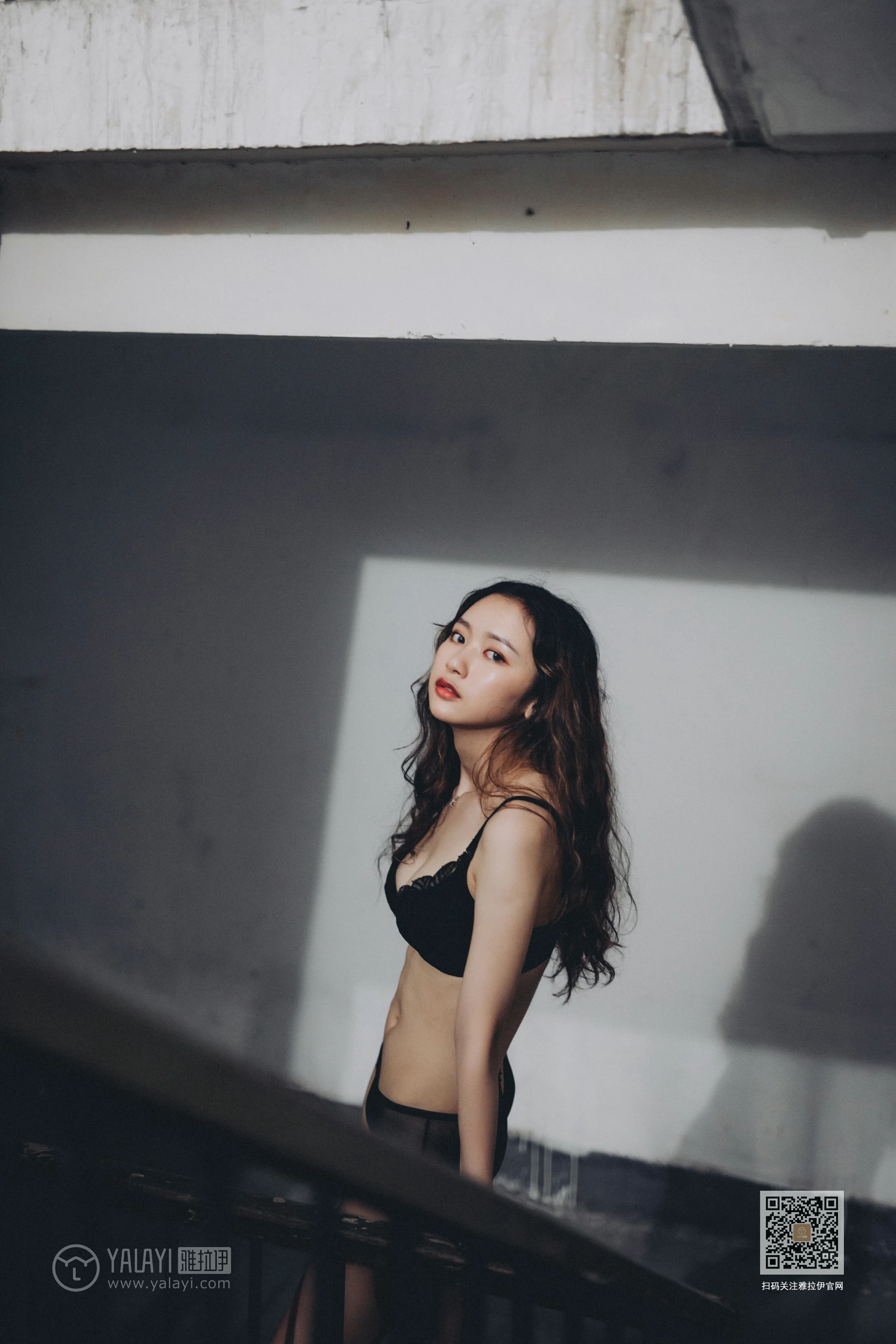 [YALAYI雅拉伊]Vol.590 下坠 晓琳 黑色透视镂空睡衣加黑色蕾丝内衣性感私房写真集第9张
