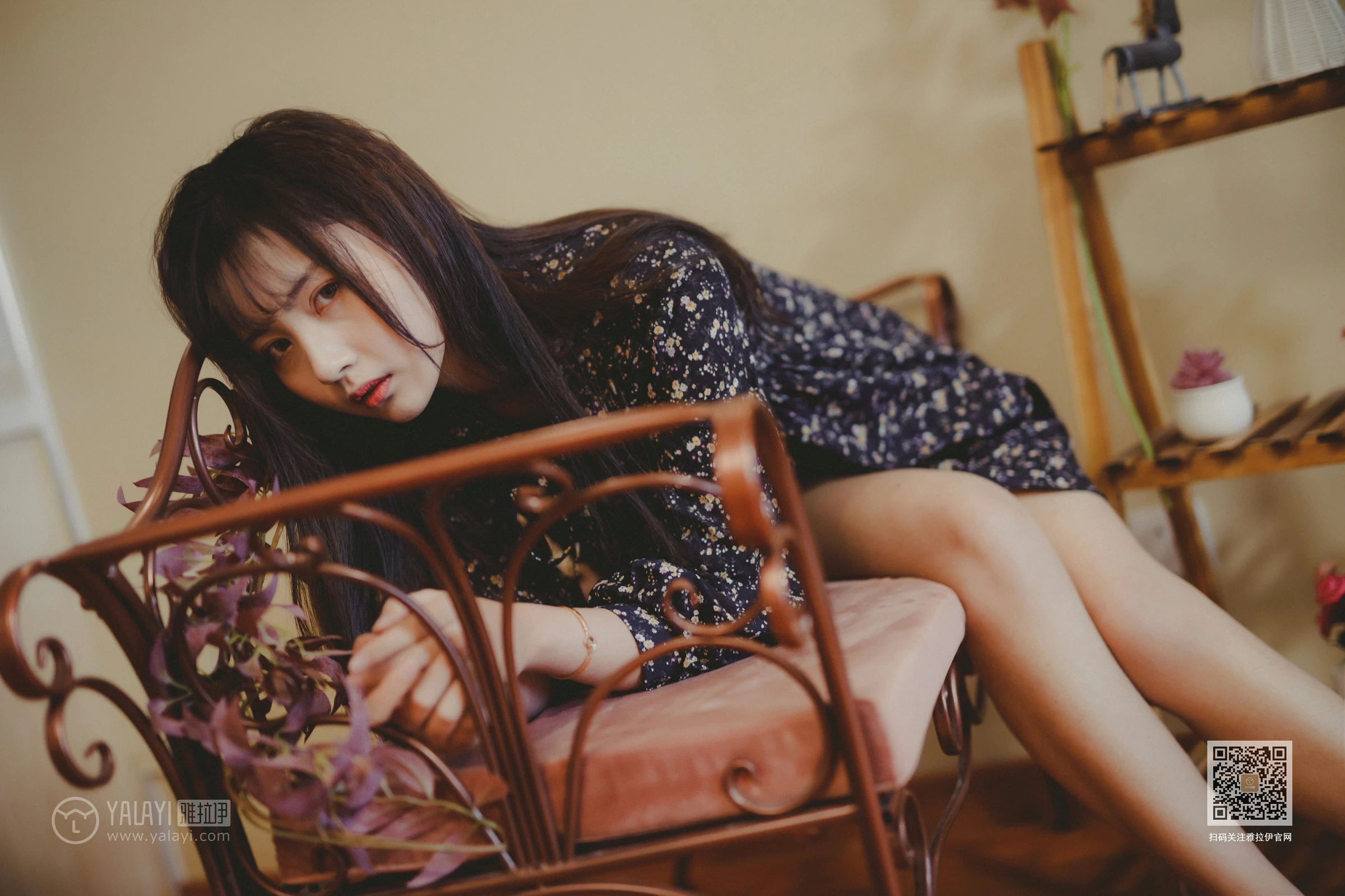 [YALAYI雅拉伊]Vol.593 南方姑娘 唐芯 黑色连衣裙居家私房写真集第13张
