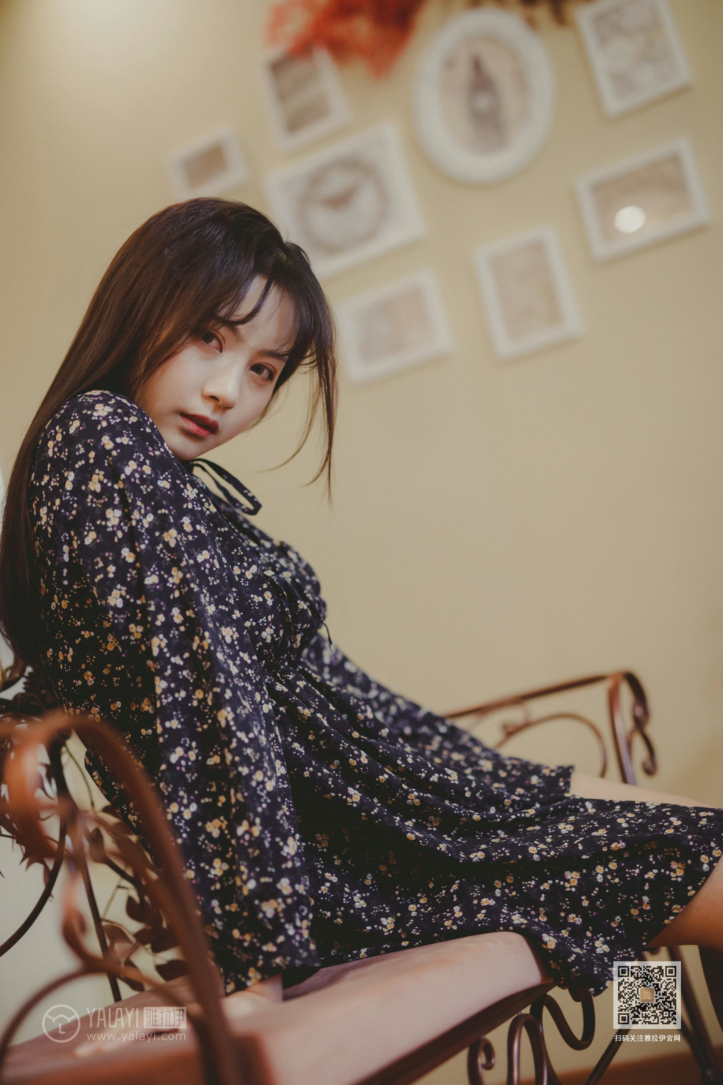 [YALAYI雅拉伊]Vol.593 南方姑娘 唐芯 黑色连衣裙居家私房写真集第15张