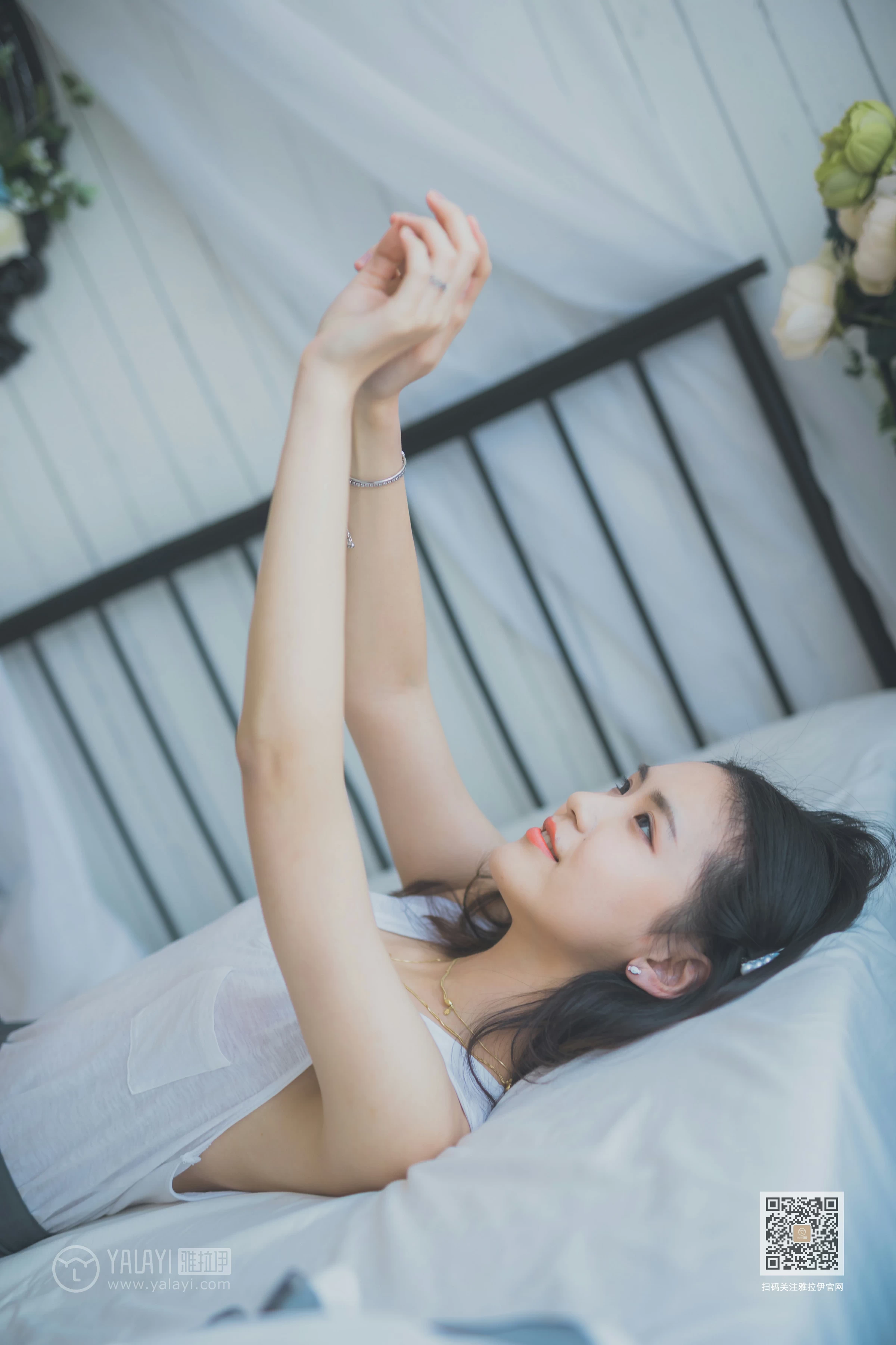 [YALAYI雅拉伊]Vol.596 超床啦！ 尹梦 白色背心加黑色短裙清纯可爱私房写真集第8张