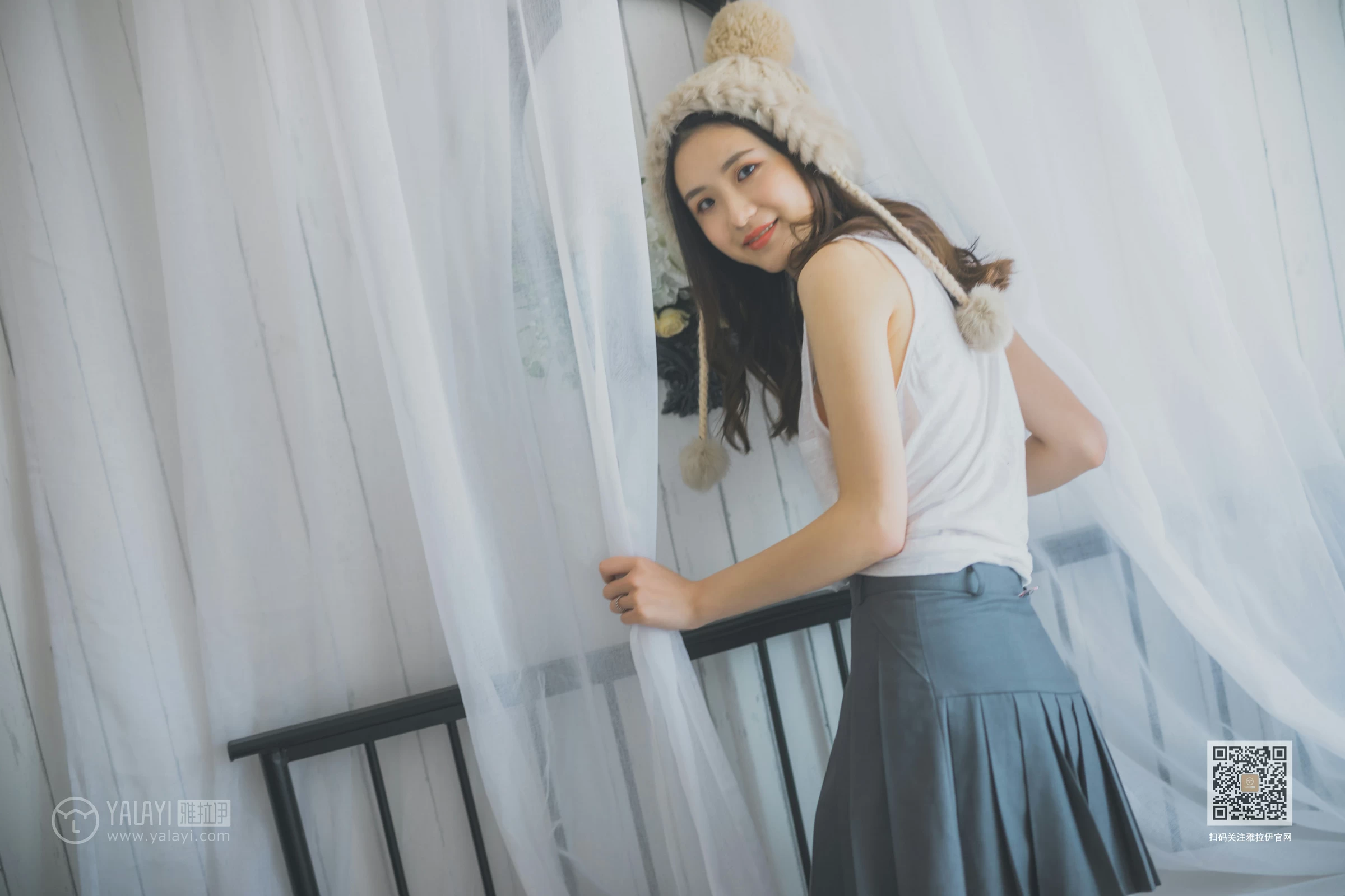 [YALAYI雅拉伊]Vol.596 超床啦！ 尹梦 白色背心加黑色短裙清纯可爱私房写真集第12张