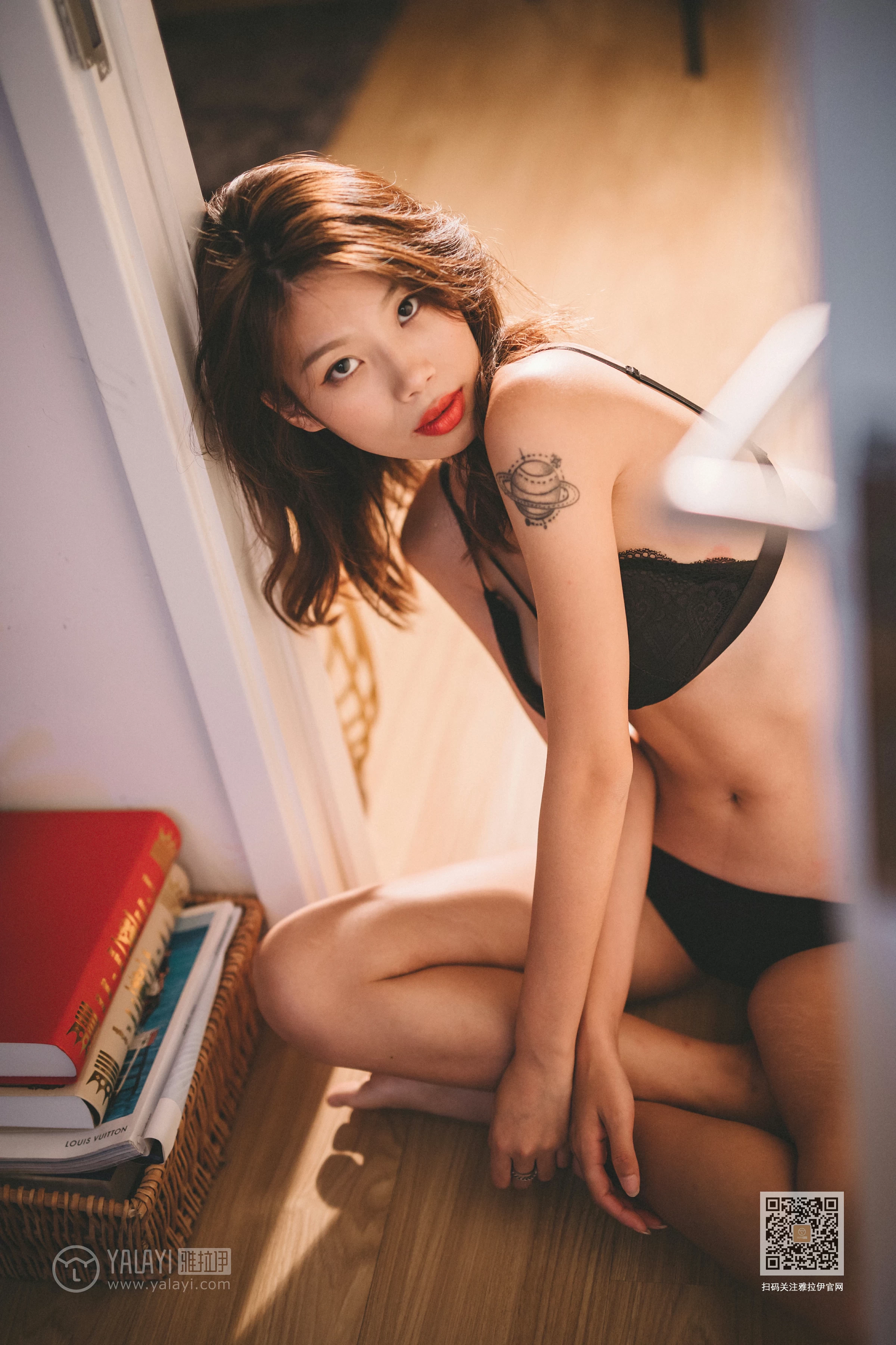 [YALAYI雅拉伊]Vol.598 她们出去了 静初 黑色蕾丝内衣居家性感私房写真集第16张