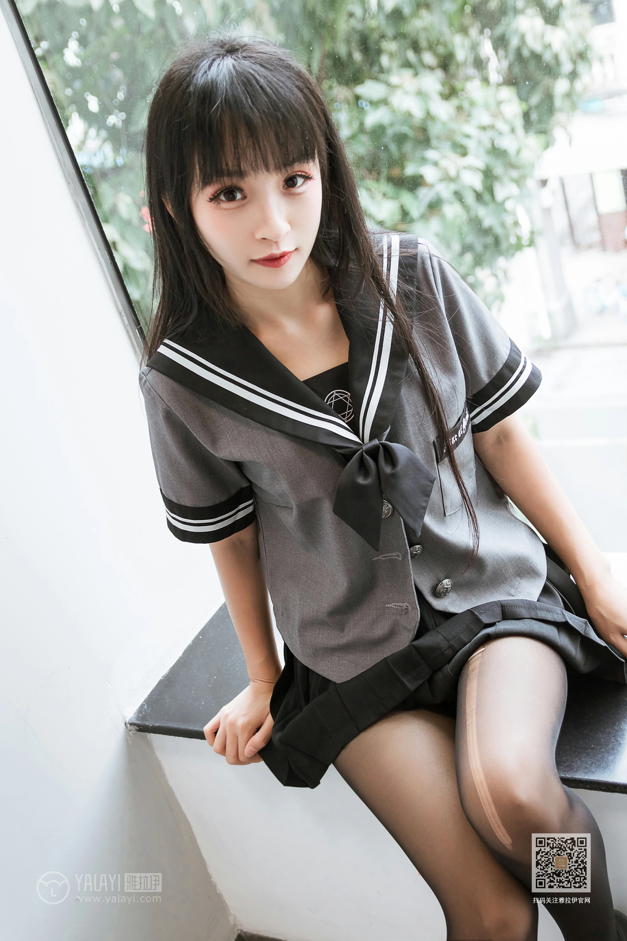[YALAYI雅拉伊]Vol.600 疯狂的JK学妹 艾丽 灰色制服与黑色短裙加黑丝美腿性感私房写真集第7张