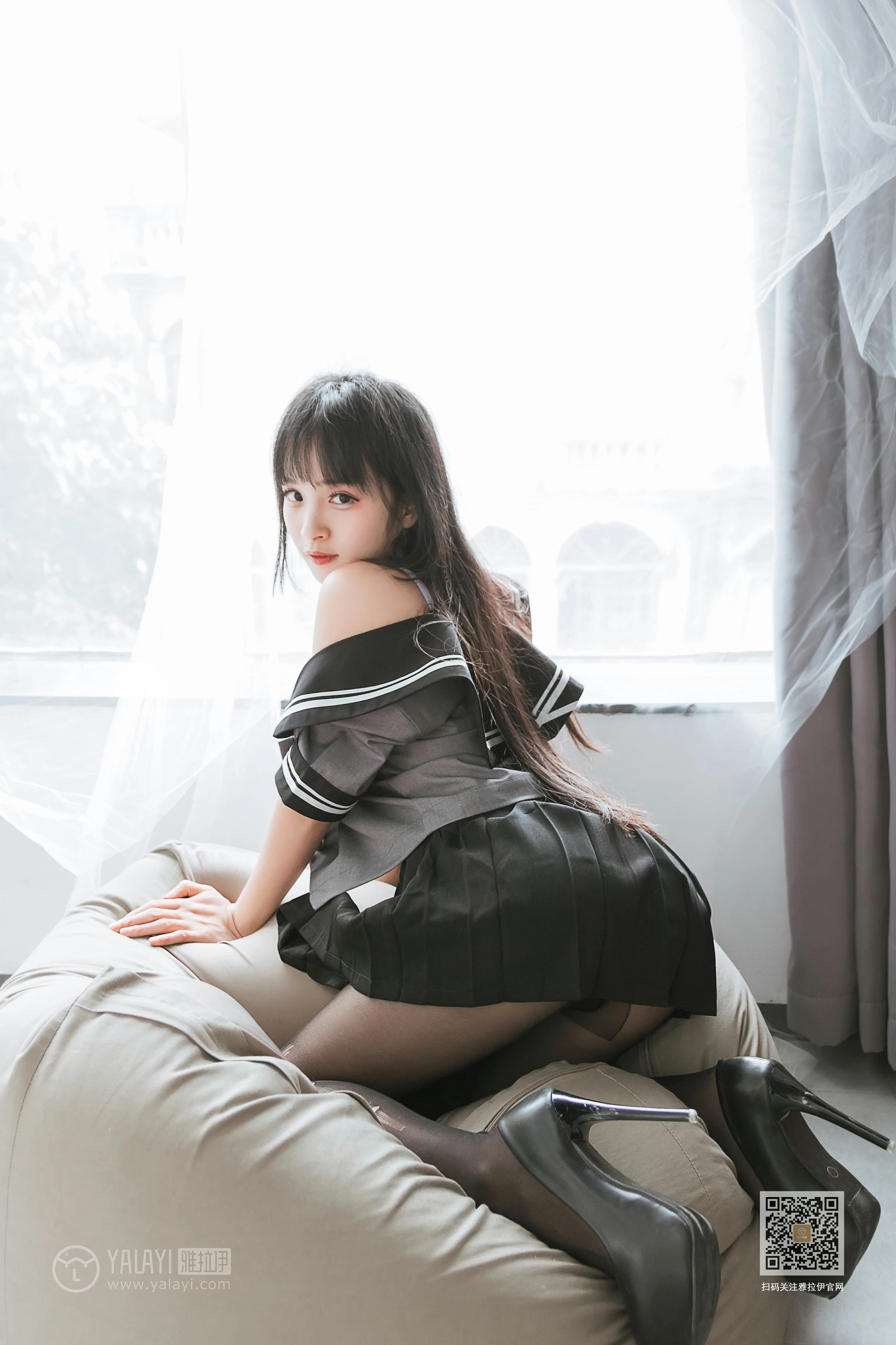 [YALAYI雅拉伊]Vol.600 疯狂的JK学妹 艾丽 灰色制服与黑色短裙加黑丝美腿性感私房写真集第13张