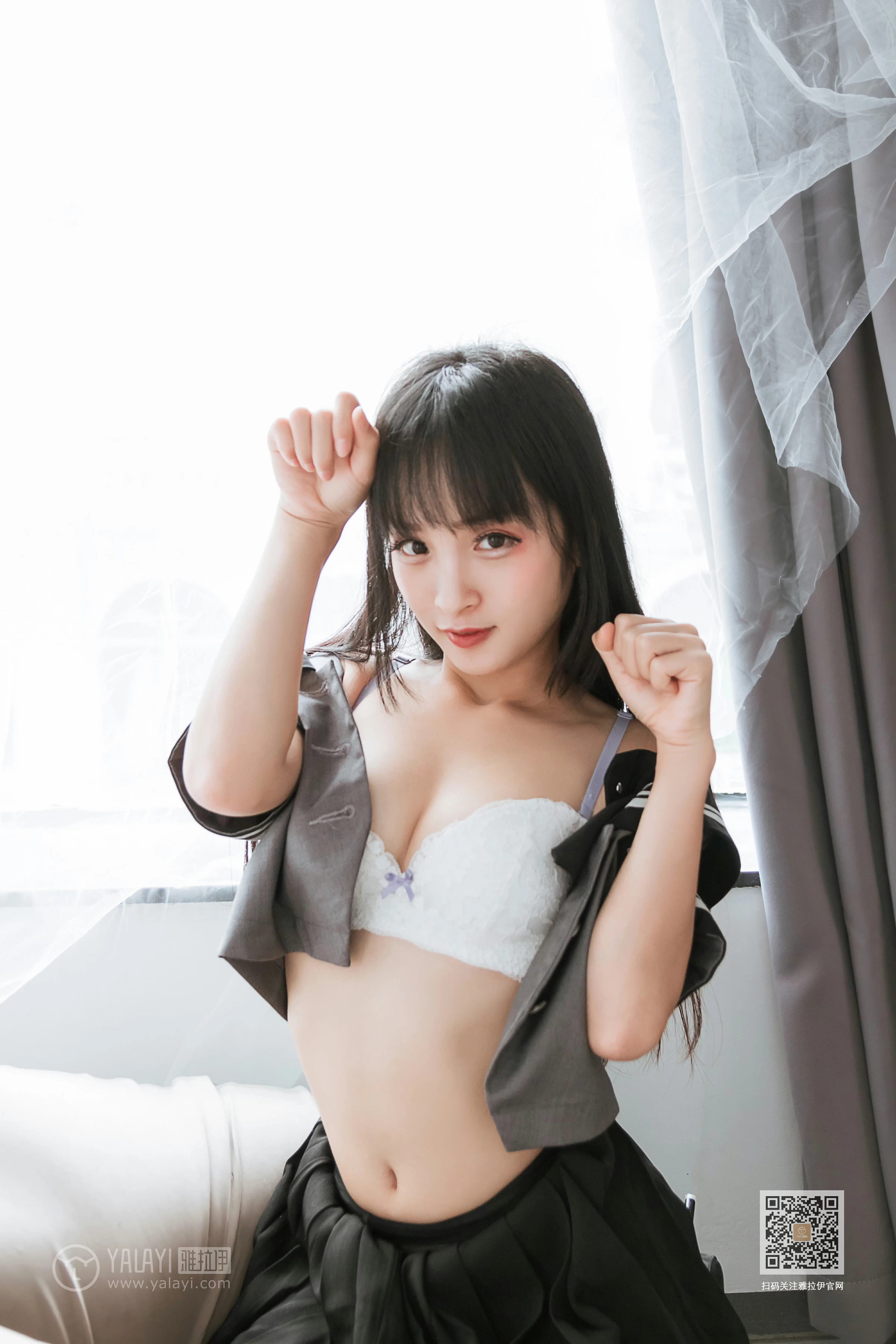 [YALAYI雅拉伊]Vol.600 疯狂的JK学妹 艾丽 灰色制服与黑色短裙加黑丝美腿性感私房写真集第14张