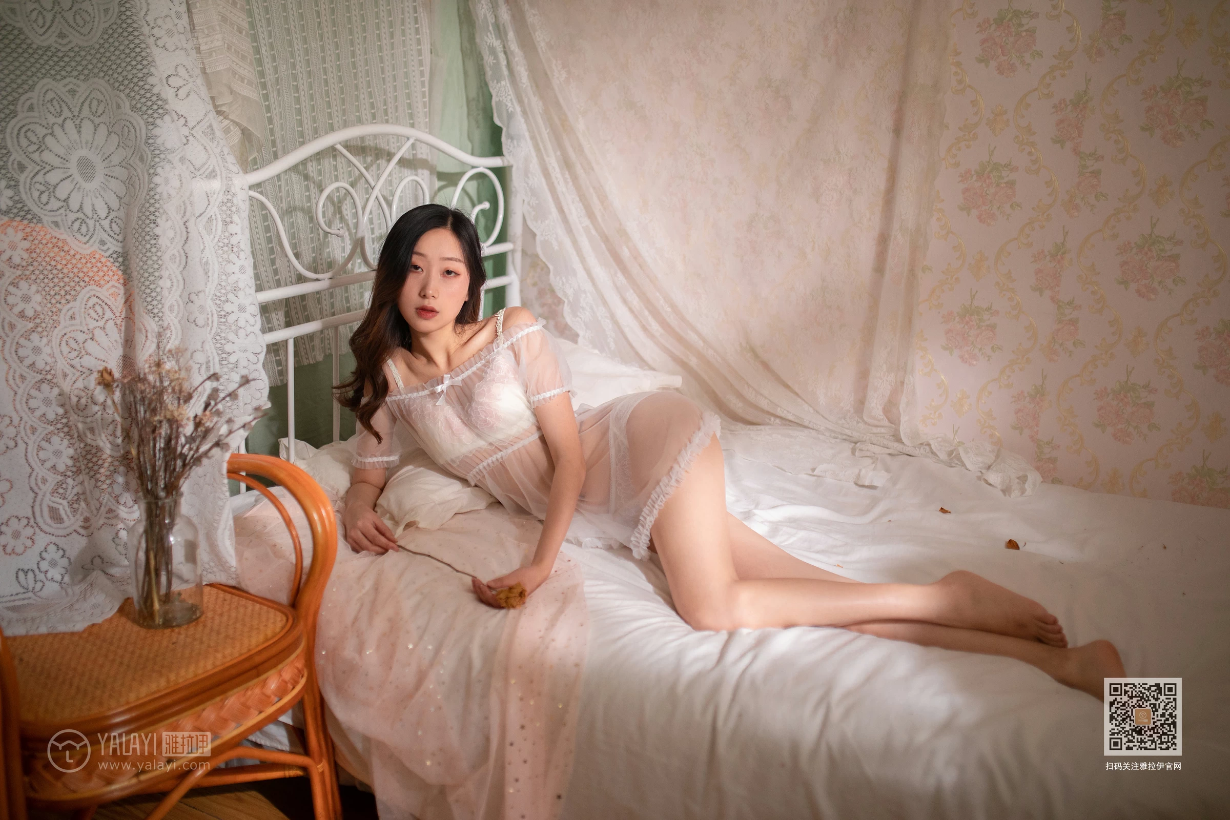 [YALAYI雅拉伊]NO.605 《茉莉》 晓琪 白色透视情趣内衣与红色吊带睡衣性感私房写真集第3张