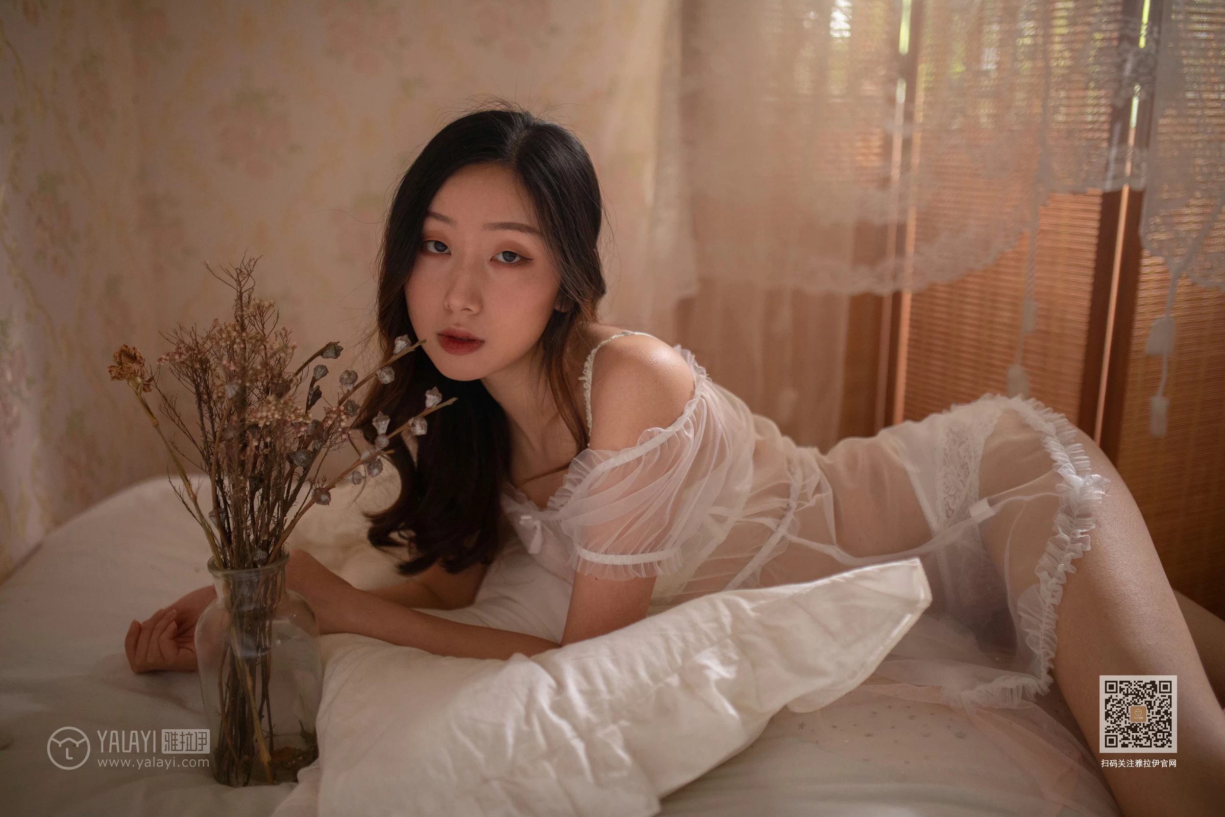[YALAYI雅拉伊]NO.605 《茉莉》 晓琪 白色透视情趣内衣与红色吊带睡衣性感私房写真集第6张