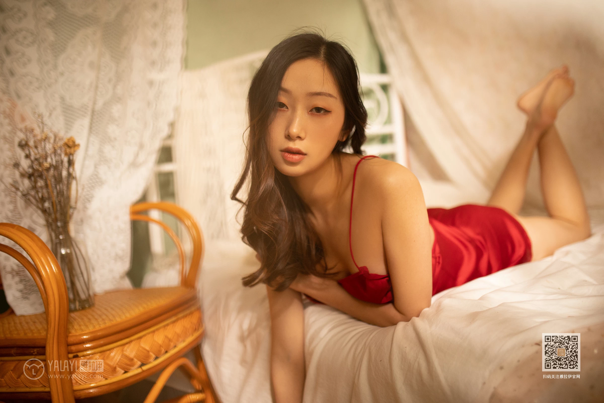 [YALAYI雅拉伊]NO.605 《茉莉》 晓琪 白色透视情趣内衣与红色吊带睡衣性感私房写真集第14张