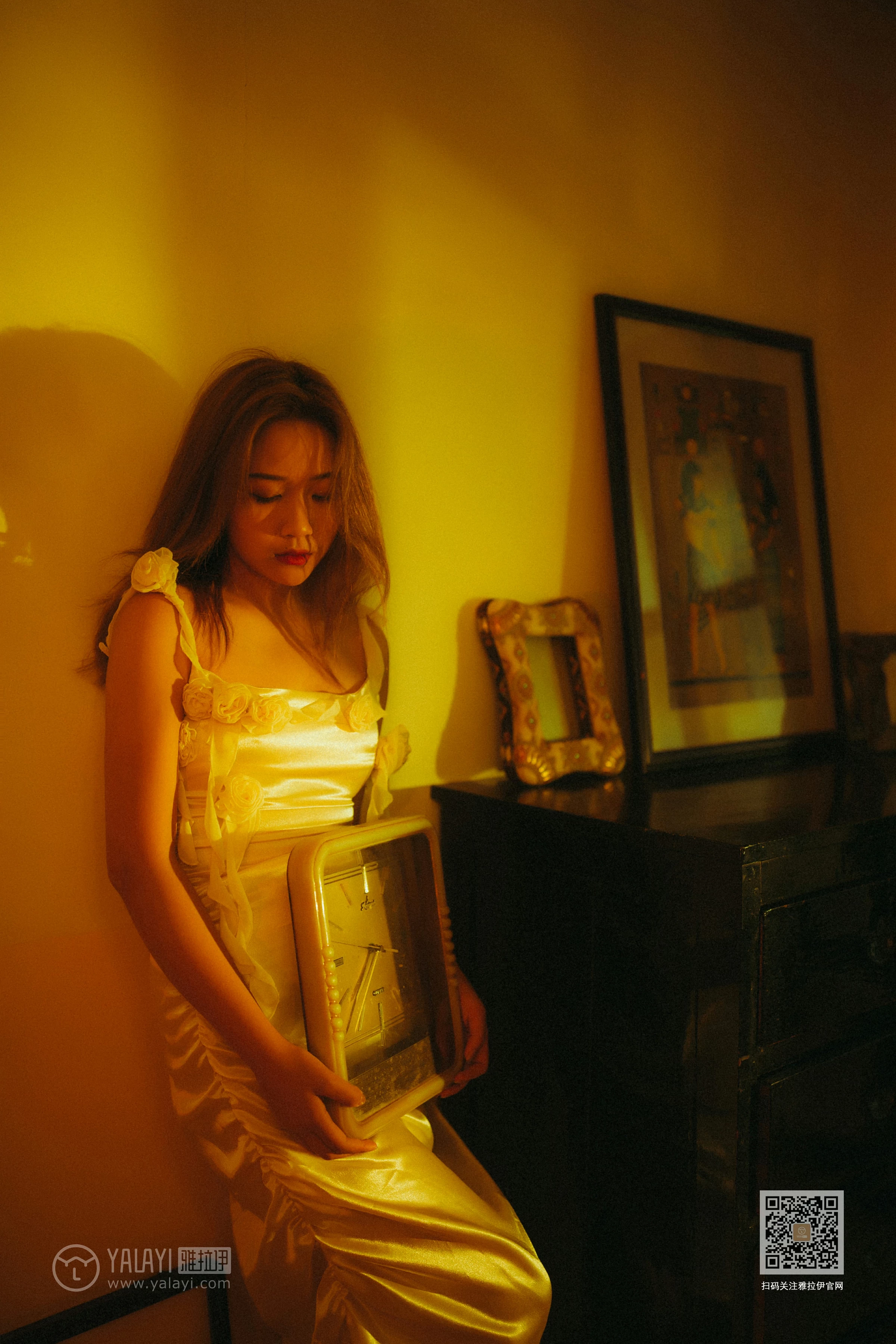 [YALAYI雅拉伊]NO.613 《对着暮光呢喃》 岳璐璐 白色吊带睡衣裙加白色内衣性感私房写真集第5张