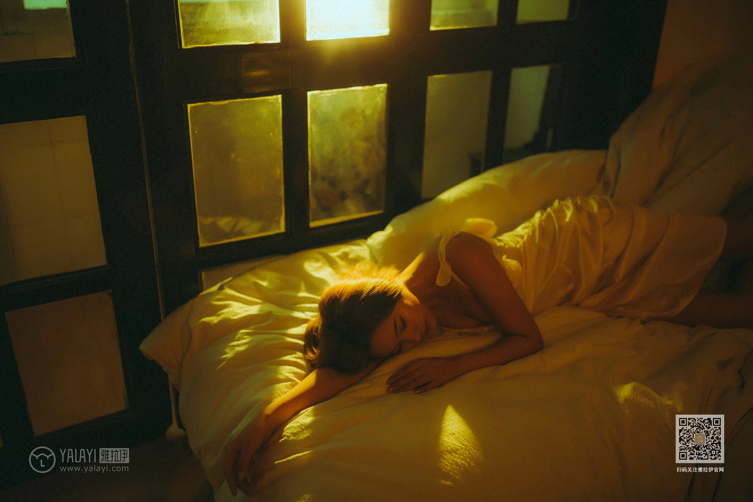 [YALAYI雅拉伊]NO.613 《对着暮光呢喃》 岳璐璐 白色吊带睡衣裙加白色内衣性感私房写真集第6张