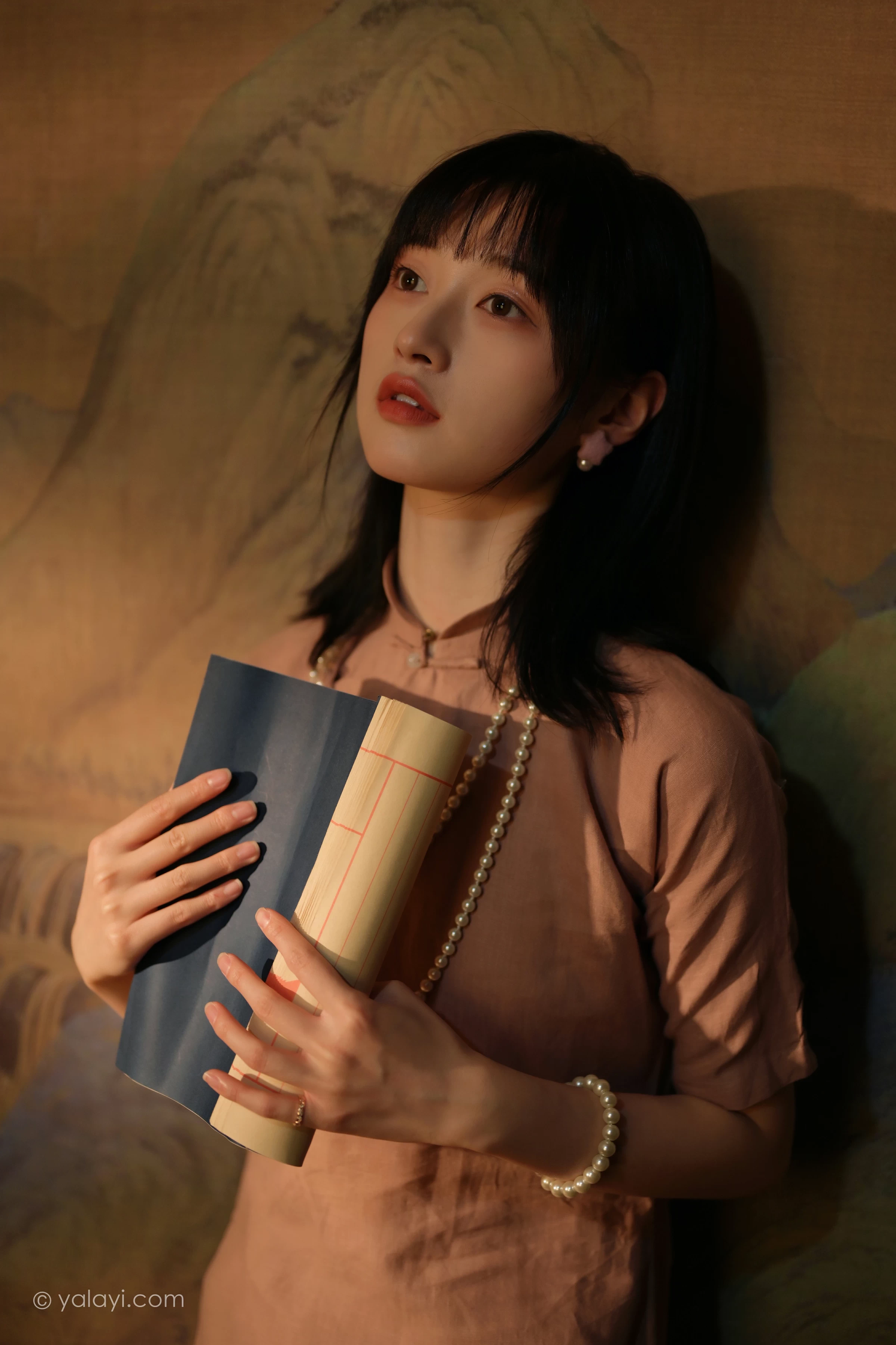 [YALAYI雅拉伊]2022.01.19 深夜的灯光 京京 粉色宽松旗袍裙民国风写真第5张