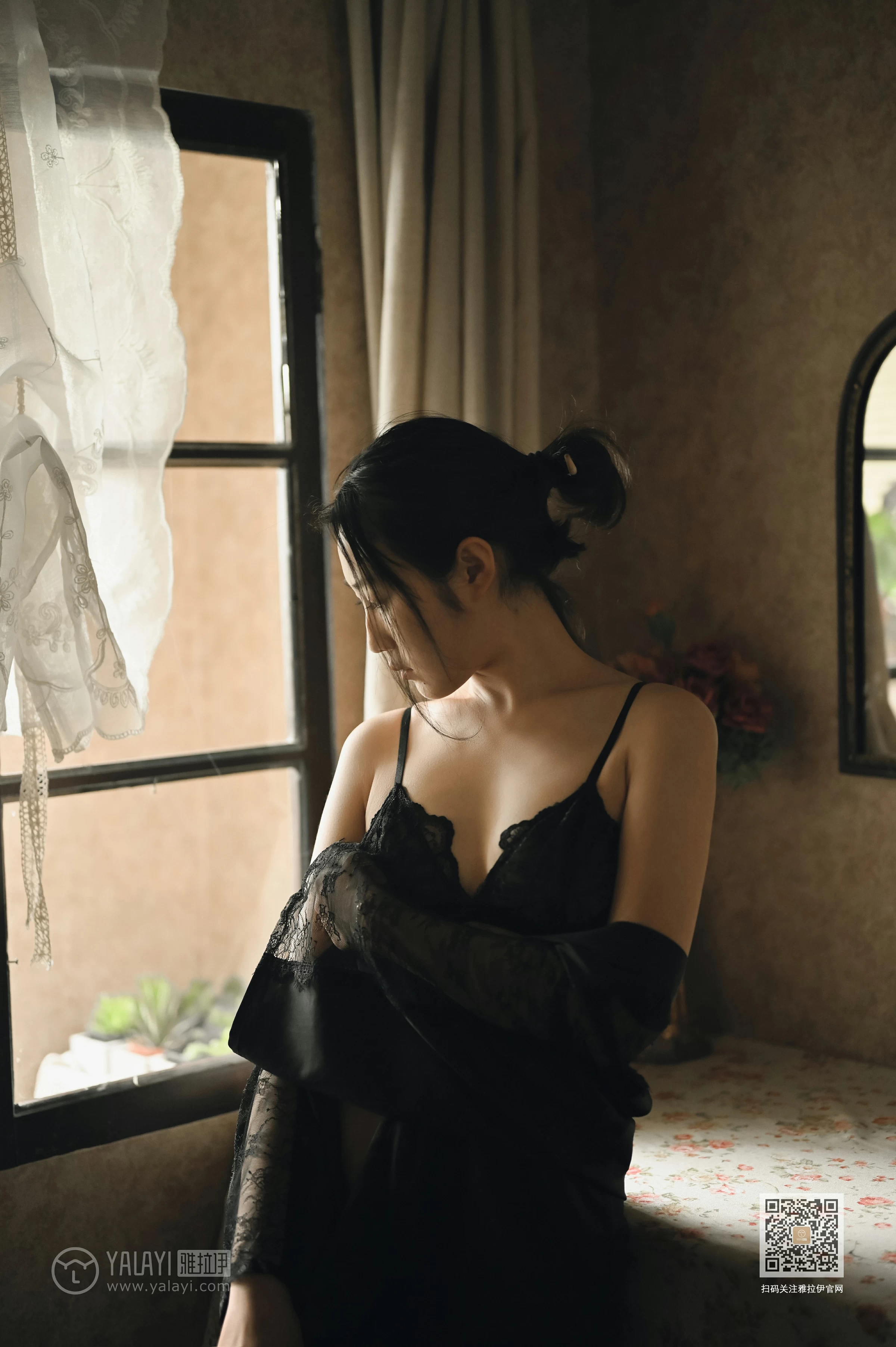 [YALAYI雅拉伊]NO.625 《静女》 沈伊 黑色真丝睡衣加蕾丝内衣性感私房写真集第6张