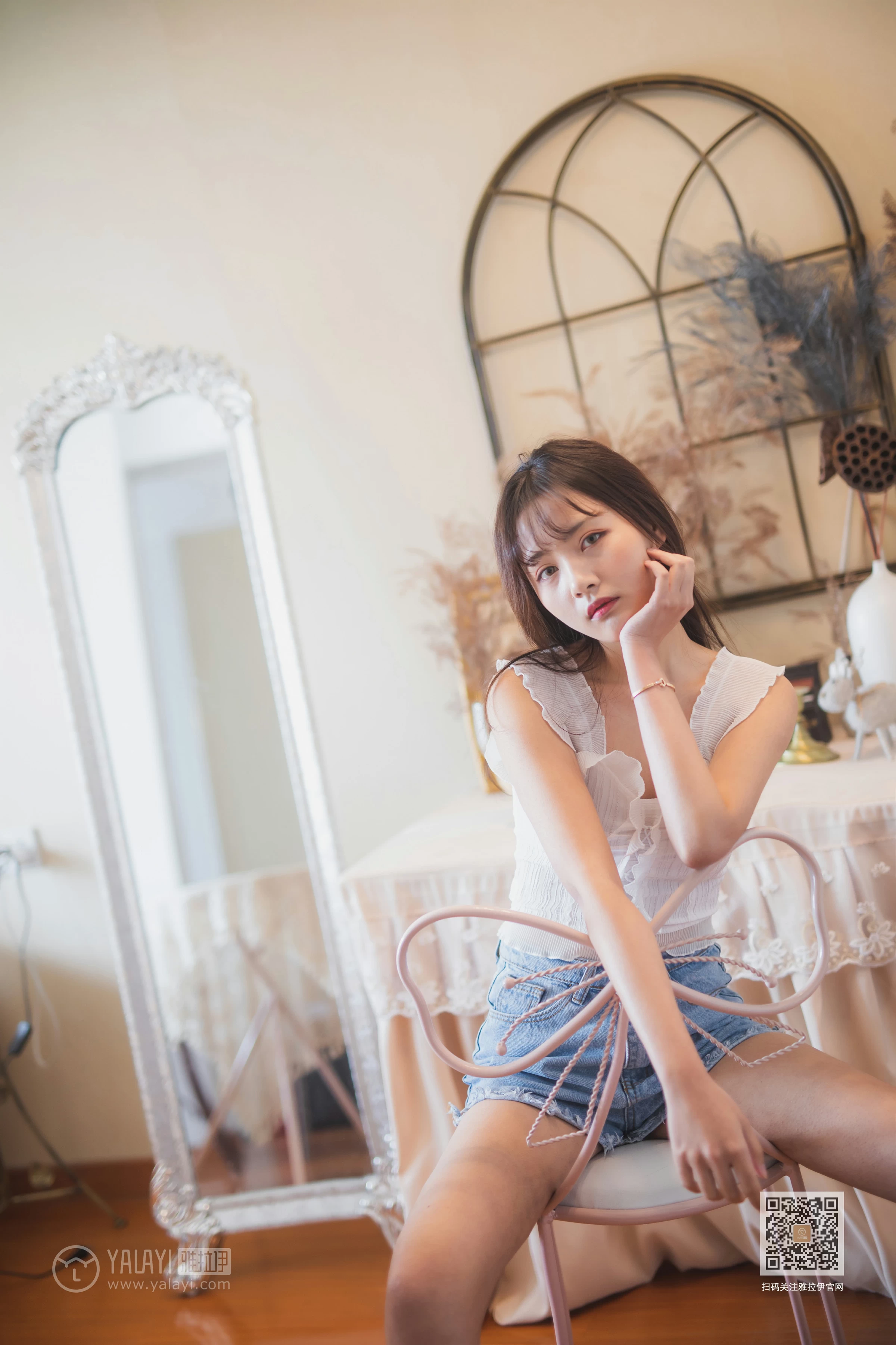 [YALAYI雅拉伊]NO.627 《试衣间》 唐芯 白色蕾丝背心加牛仔热裤性感私房写真集第4张