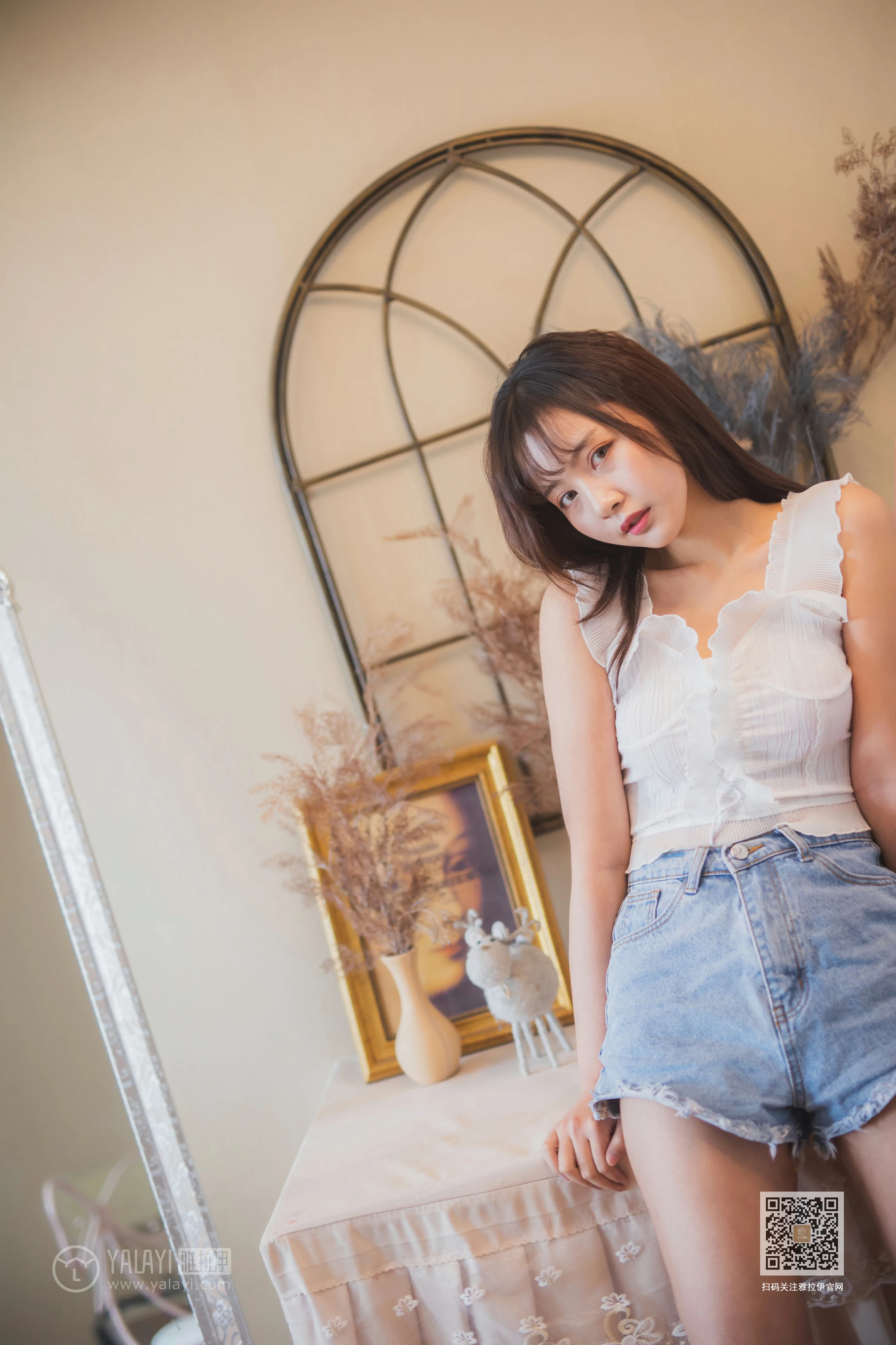 [YALAYI雅拉伊]NO.627 《试衣间》 唐芯 白色蕾丝背心加牛仔热裤性感私房写真集第12张