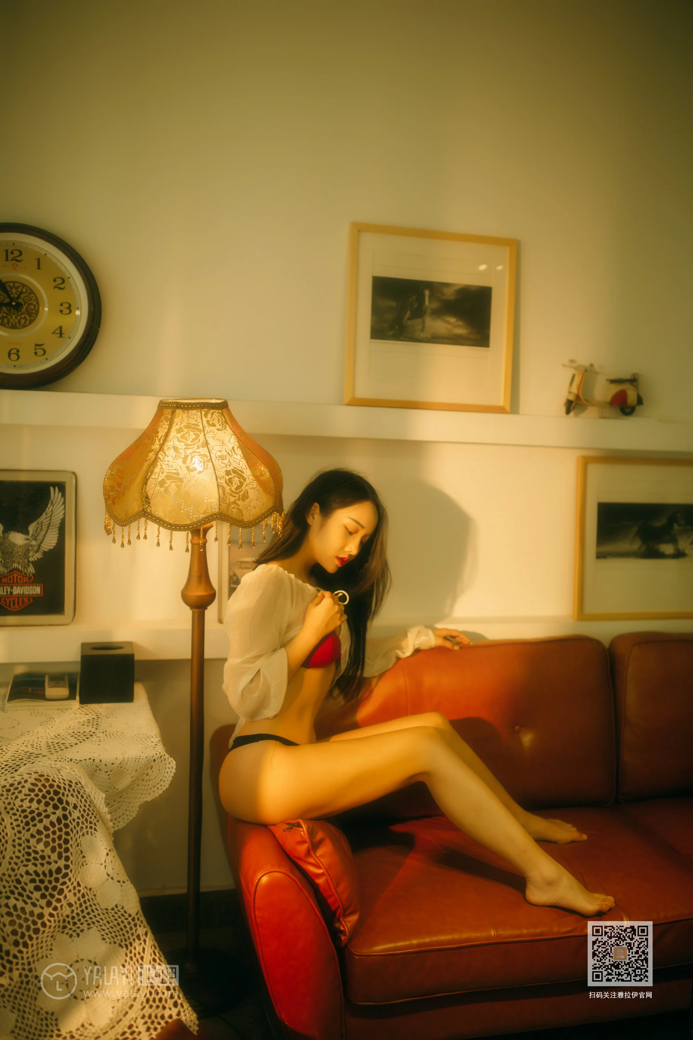 [YALAYI雅拉伊]NO.630 《华灯初上》 优优 白色透视衬衫加红色内衣性感私房写真集第4张