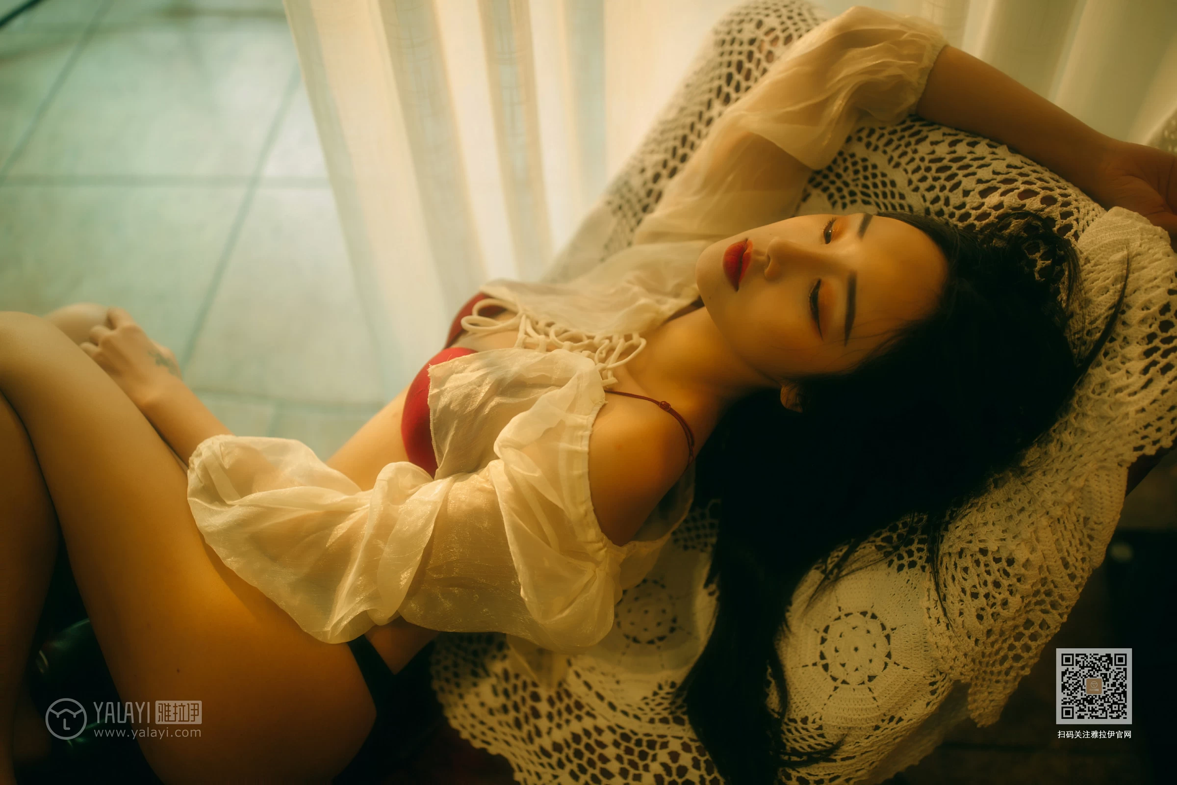 [YALAYI雅拉伊]NO.630 《华灯初上》 优优 白色透视衬衫加红色内衣性感私房写真集第6张