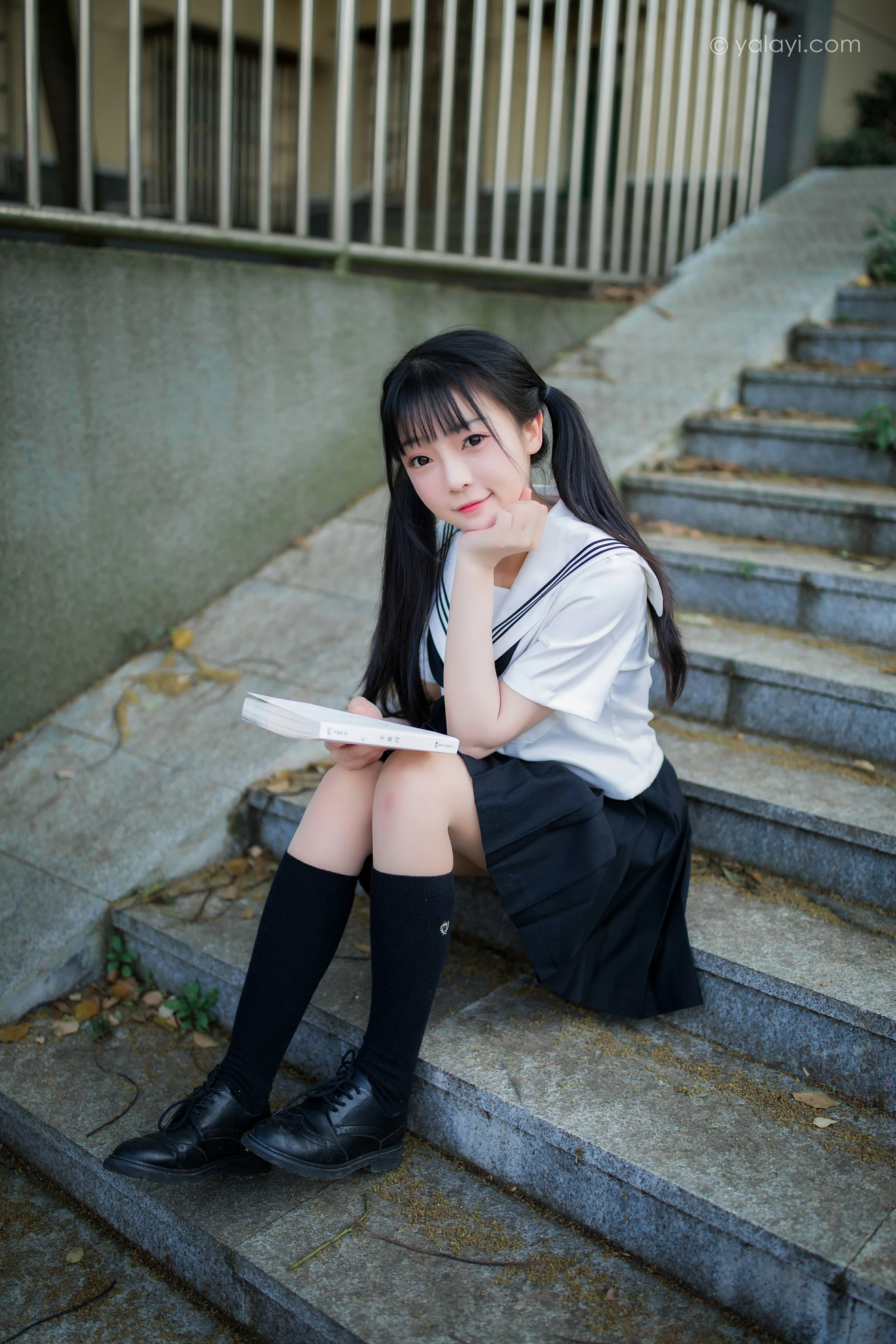 [YALAYI雅拉伊]NO.671 《放学一起走》 妙妙 JK水手制服与短裙加黑丝美腿写真第3张