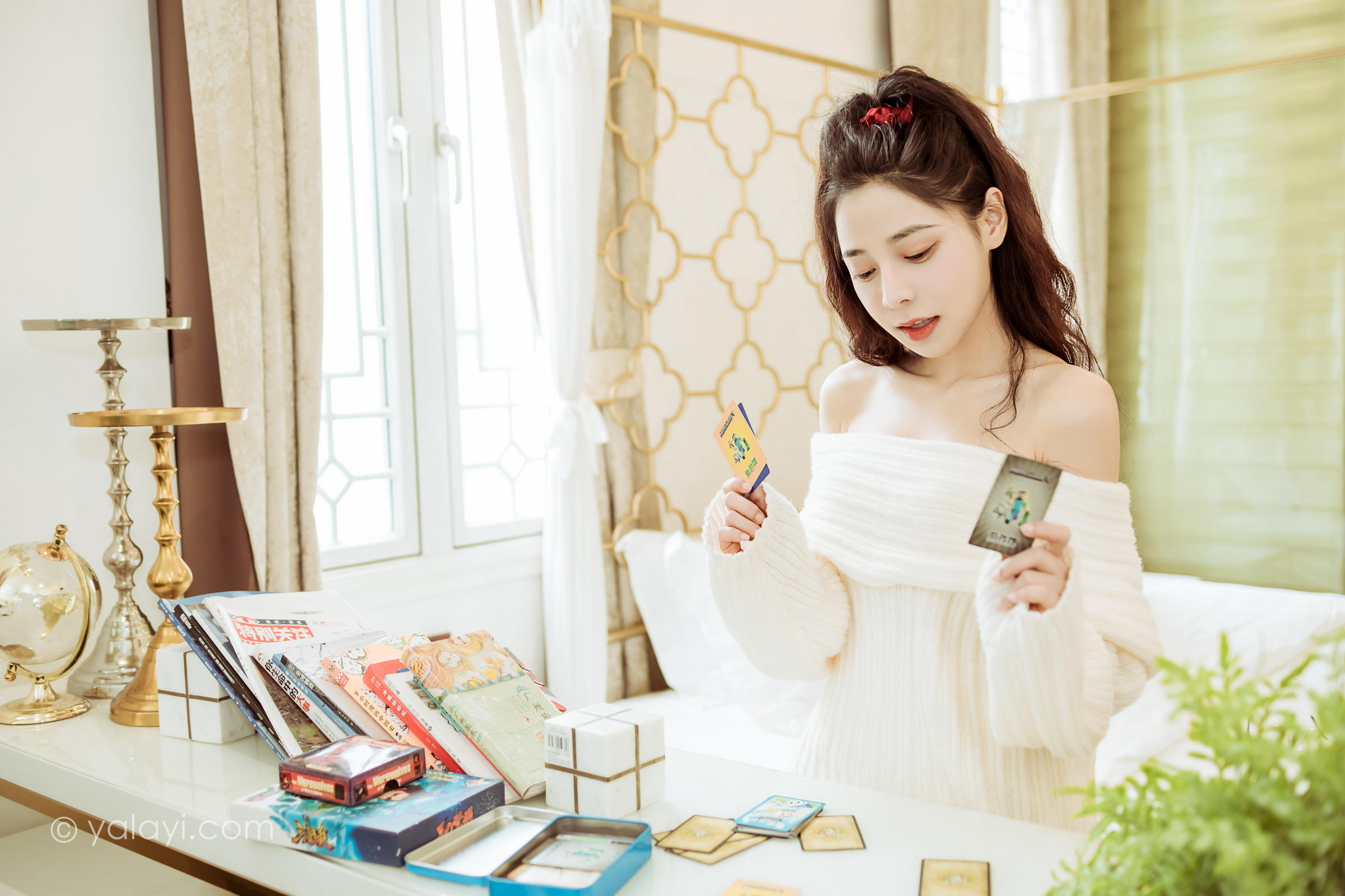 [YALAYI雅拉伊]2022.02.22 女友来探班 诗咏 白色抹胸上衣加白色长筒靴性感私房写真集第12张