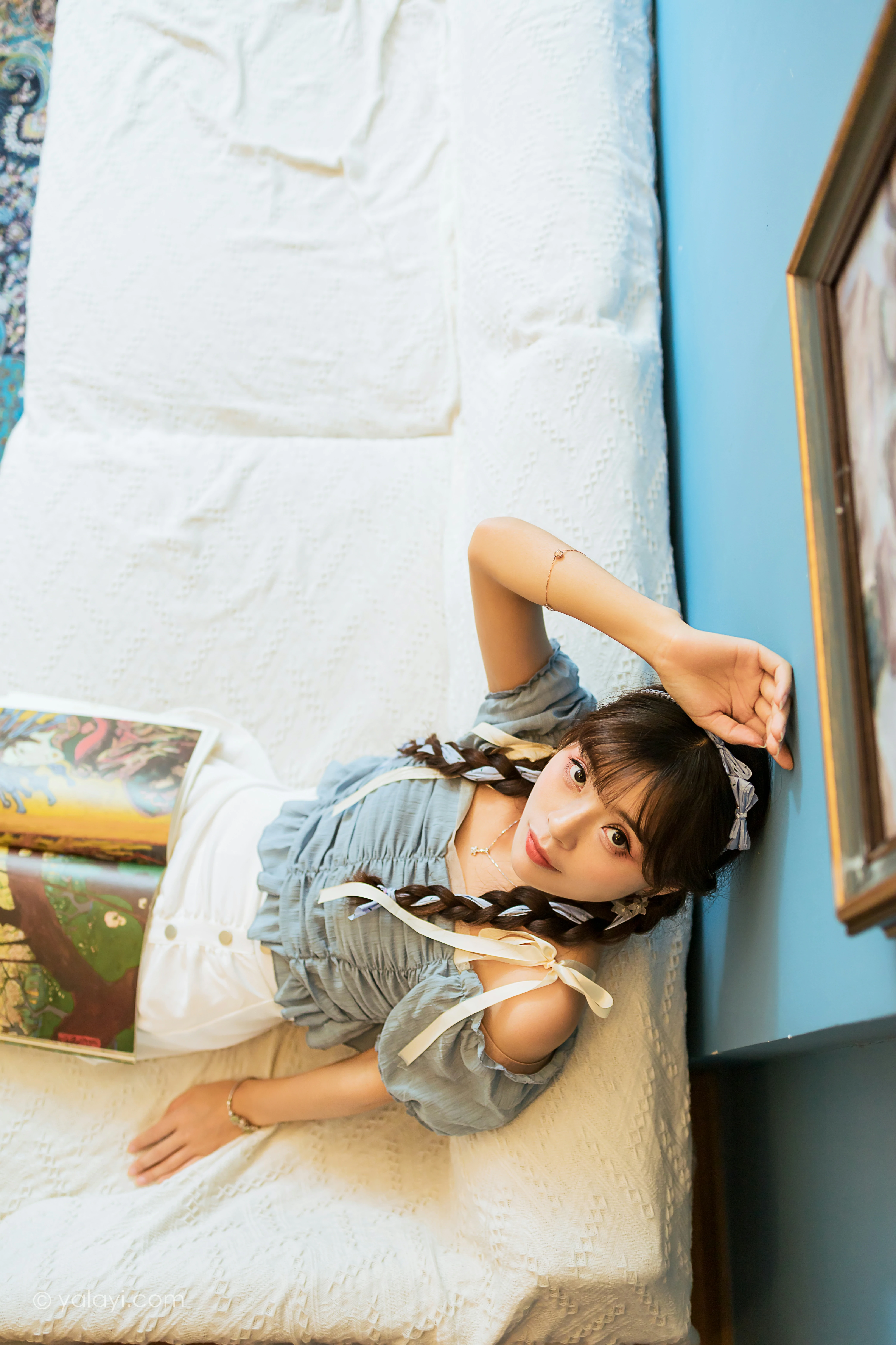 [YALAYI雅拉伊]NO.850 灵魂画师 程小蝶 蓝色抹胸上衣加白色短裙清纯可爱写真集第10张
