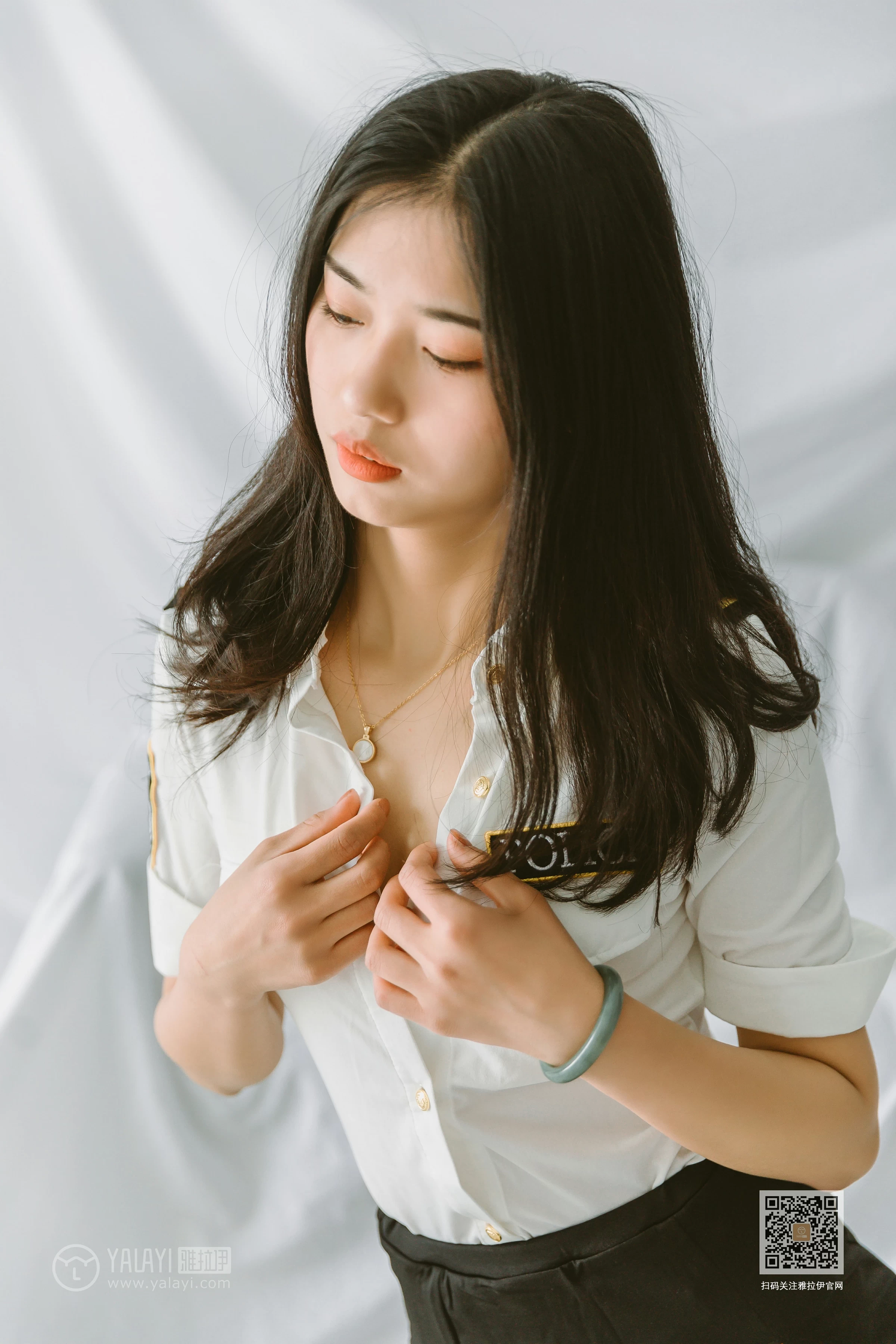 [YALAYI雅拉伊]NO.648 《青涩女子兵团》 和风 情趣制服与黑色短裙加黑丝美腿性感私房写真集第4张