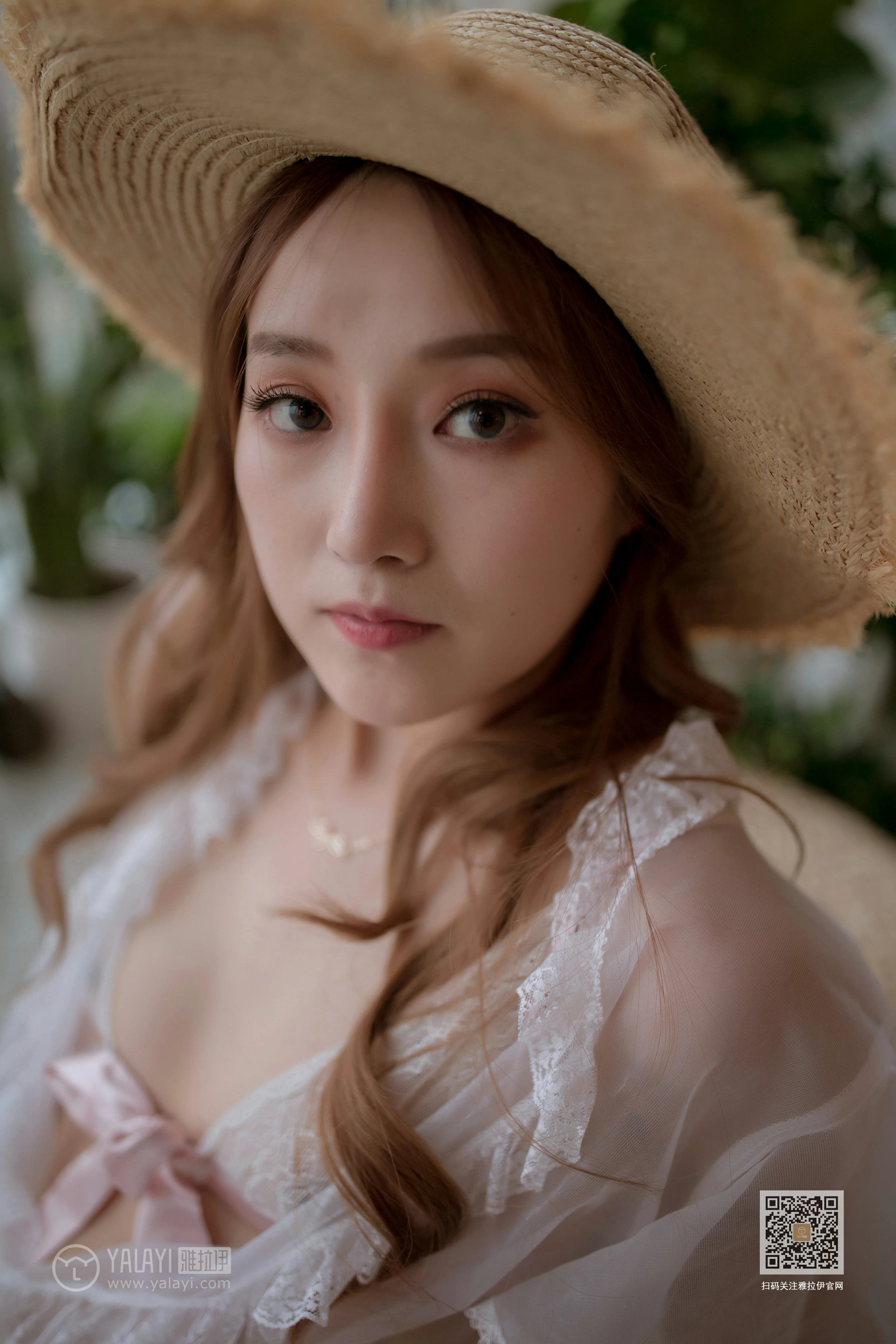 [YALAYI雅拉伊]NO.651 《从花园到闺房》 上官莹莹 白色透视睡衣加情趣内衣性感私房写真集第6张