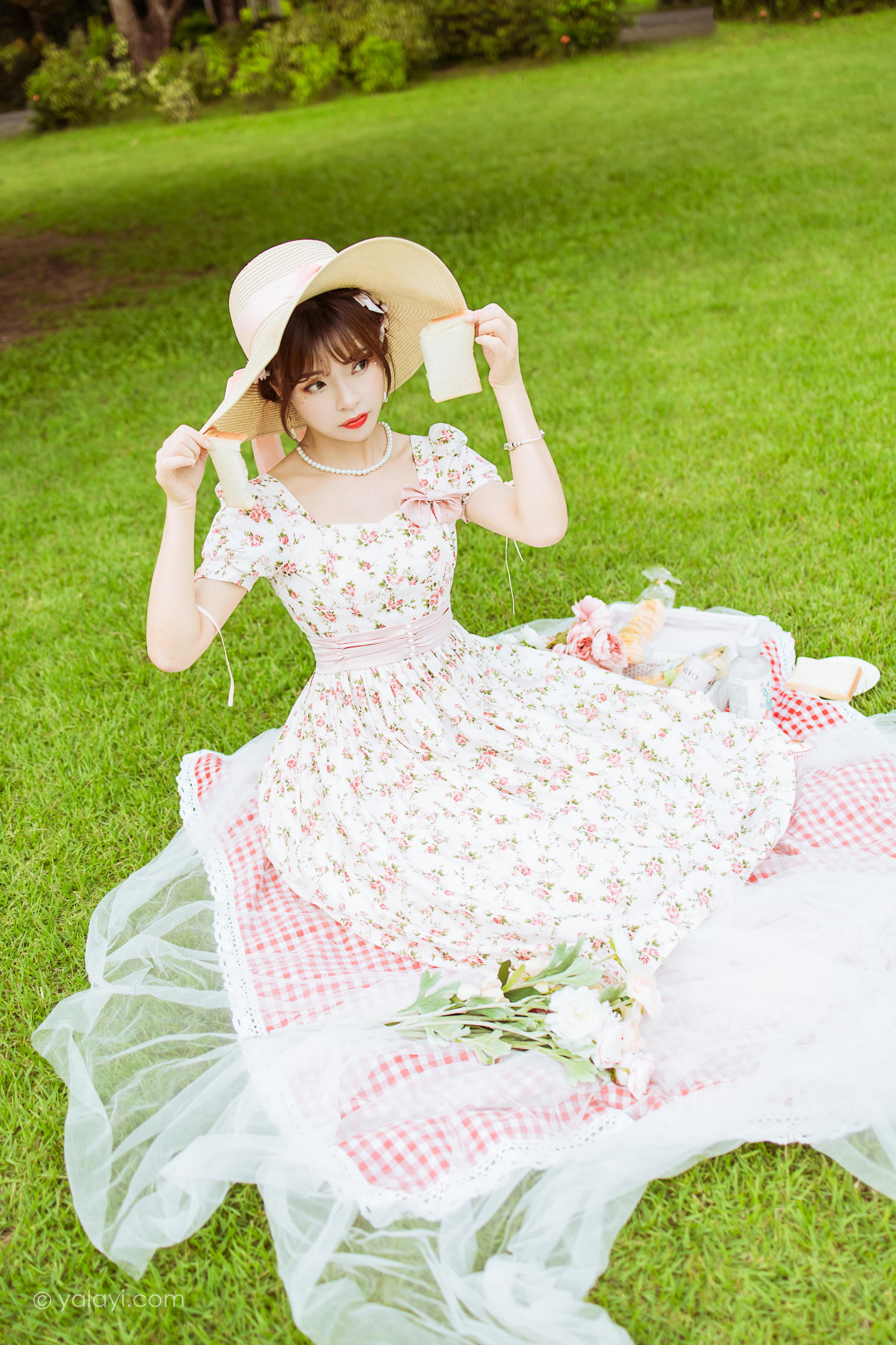 [YALAYI雅拉伊]2022.09.15 告白 程小蝶 白色复古连衣裙加白色绵袜清纯写真集第9张