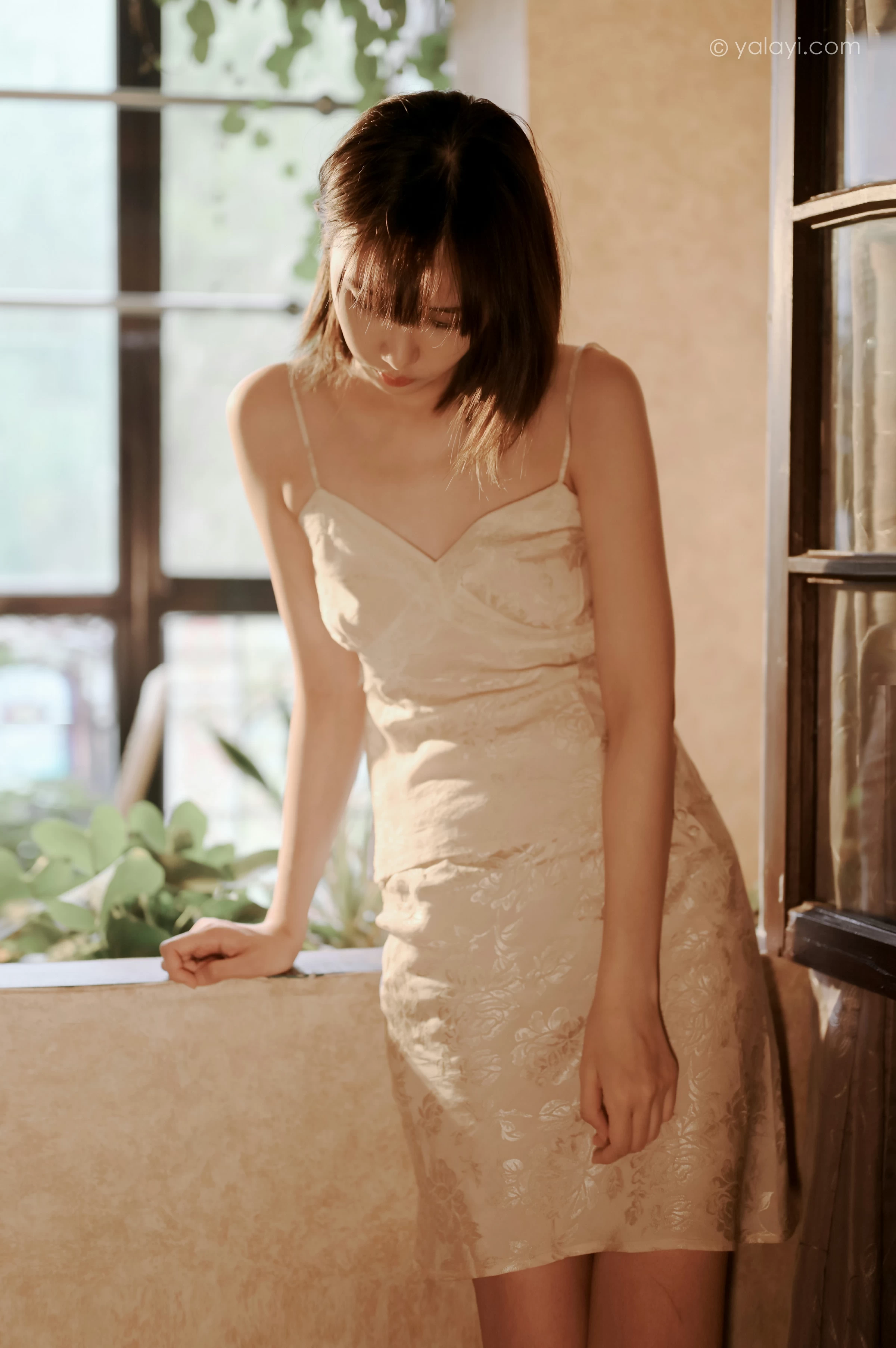 [YALAYI雅拉伊]NO.699 《长相思》 妍妍 白色吊带连衣裙居家私房写真集第2张