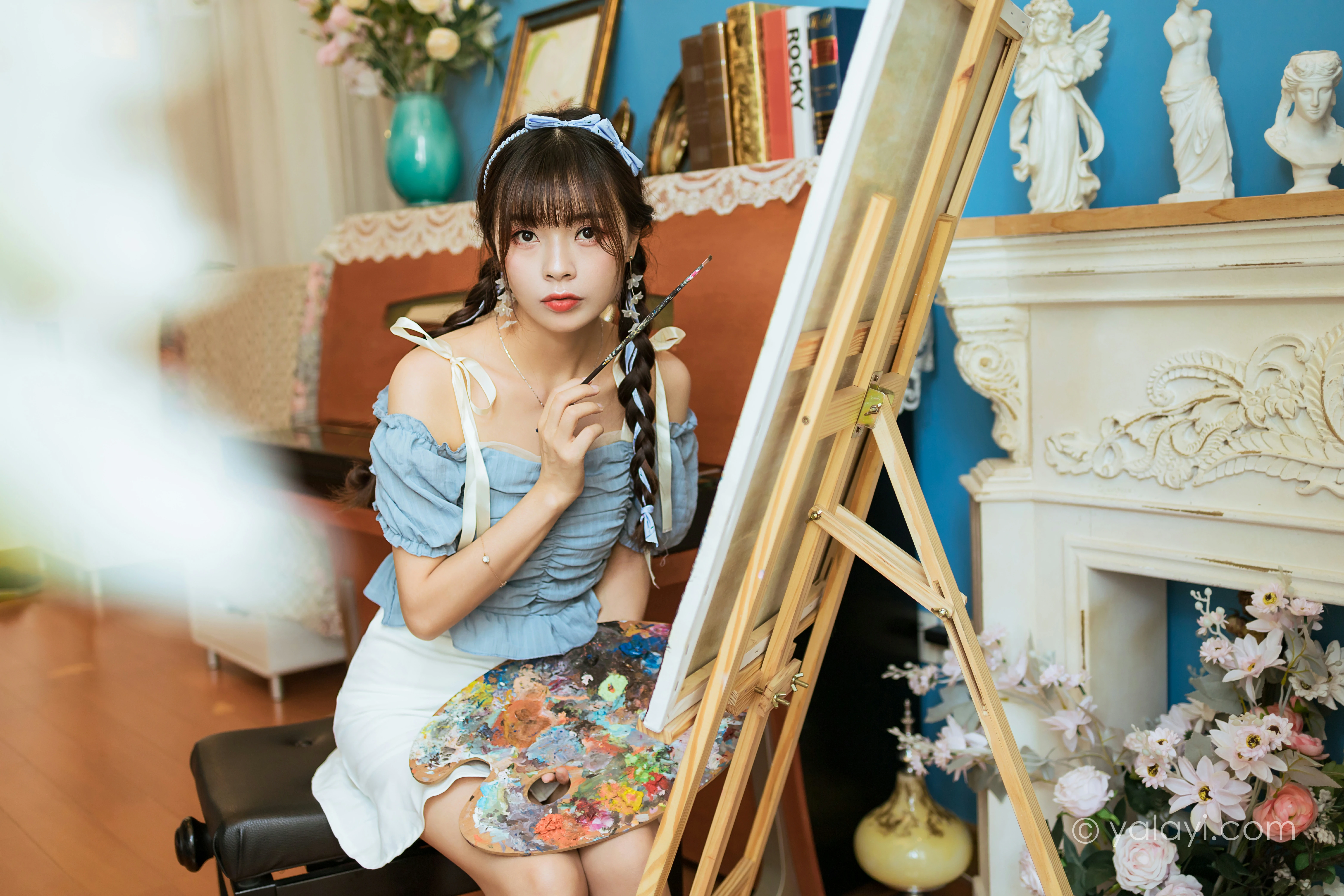 [YALAYI雅拉伊]NO.850 灵魂画师 程小蝶 蓝色抹胸上衣加白色短裙清纯可爱写真集第3张