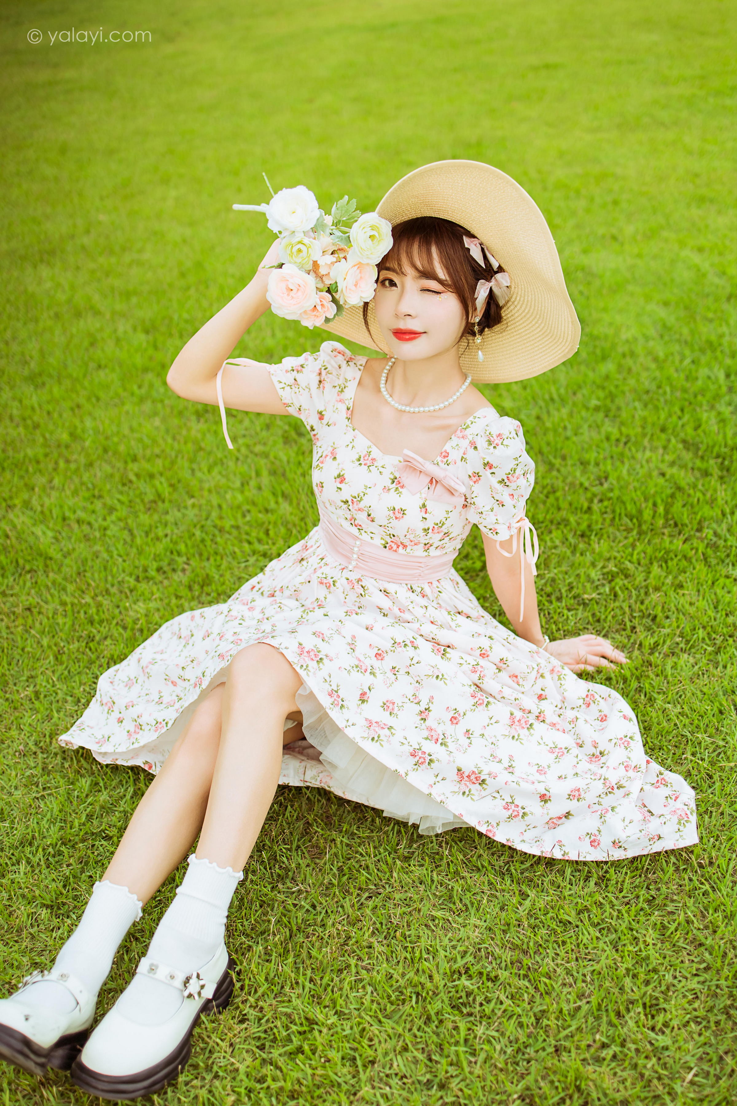 [YALAYI雅拉伊]2022.09.15 告白 程小蝶 白色复古连衣裙加白色绵袜清纯写真集第5张