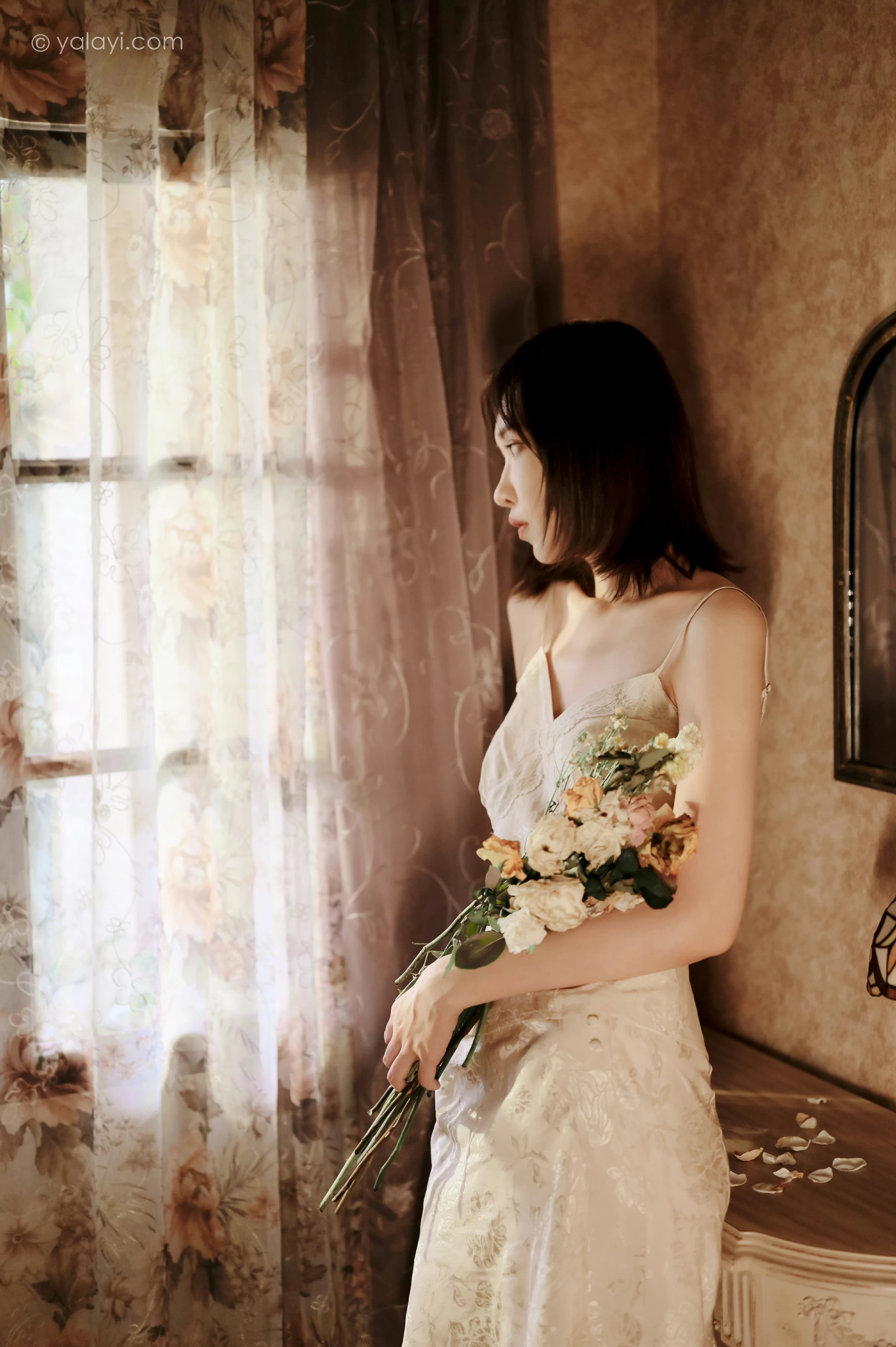 [YALAYI雅拉伊]NO.699 《长相思》 妍妍 白色吊带连衣裙居家私房写真集第1张
